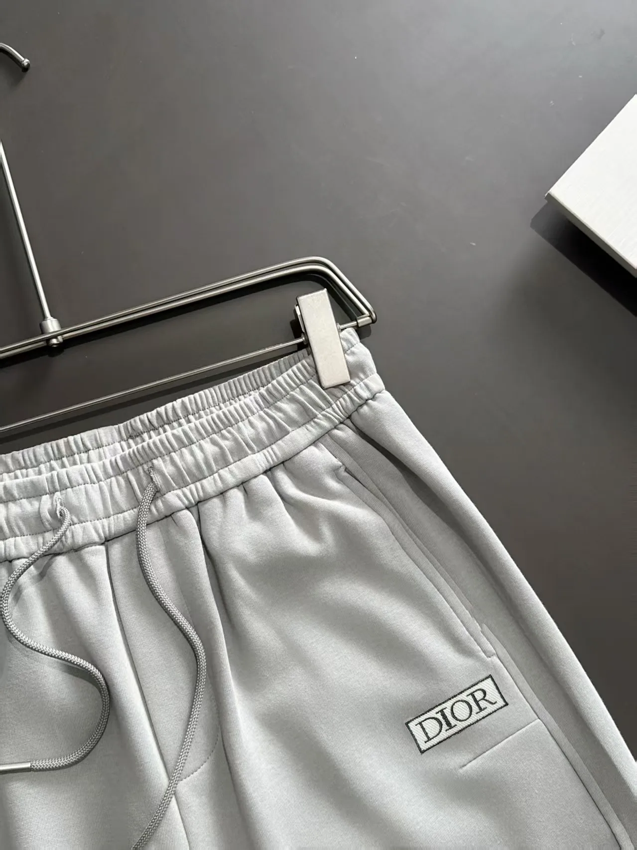 🅿️330 shipped next day. High-quality DIOR Dior 2025 spring and summer new high-definition elastic band casual solid color loose shorts. Made with machines imported from Italy. The hem of the trousers is stitched with two needles. The stitching is fine and firm. The fabric is customized at the counter. It has high breathability and comfort. The details are impeccable. The design concept of brand elements reflects high quality. It feels delicate and soft! It presents a casual cut and the upper body shape is great! Size: M-3XL