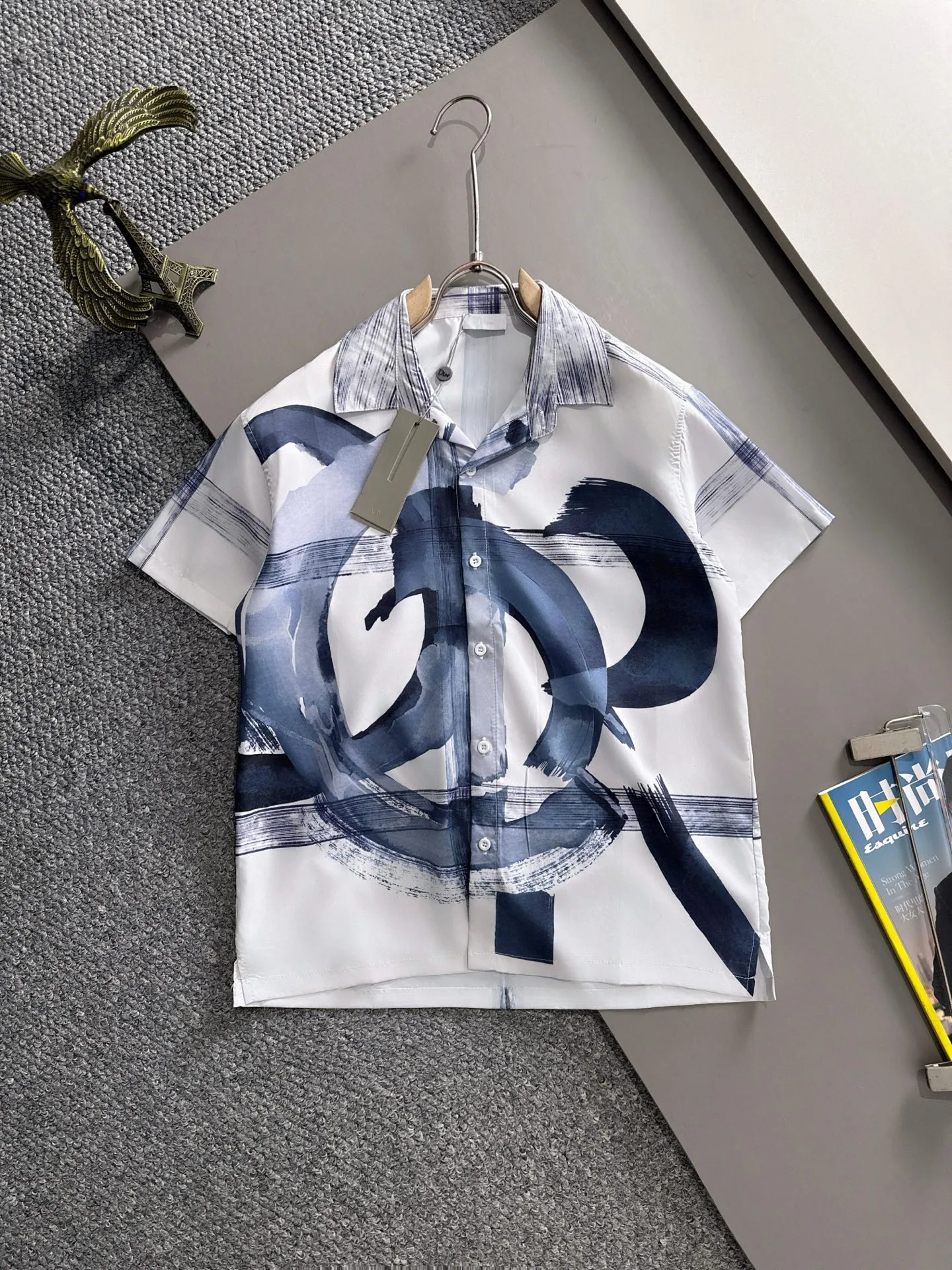 🅿️290 Dior 2025 summer classic LOGO design all-over printed shirt, light and thin cotton full-body digital printing, made of high-quality polyester fiber fabric, carefully crafted in a standard version, versatile for leisure time! The classic logo is very eye-catching, showing a sense of luxury and style. It is a classic and mainstream style that never goes out of style and is elegant! Extremely handsome, classic and heroic. Same style for men and women. Size: M-3XL (Please note your height and weight when placing an order)