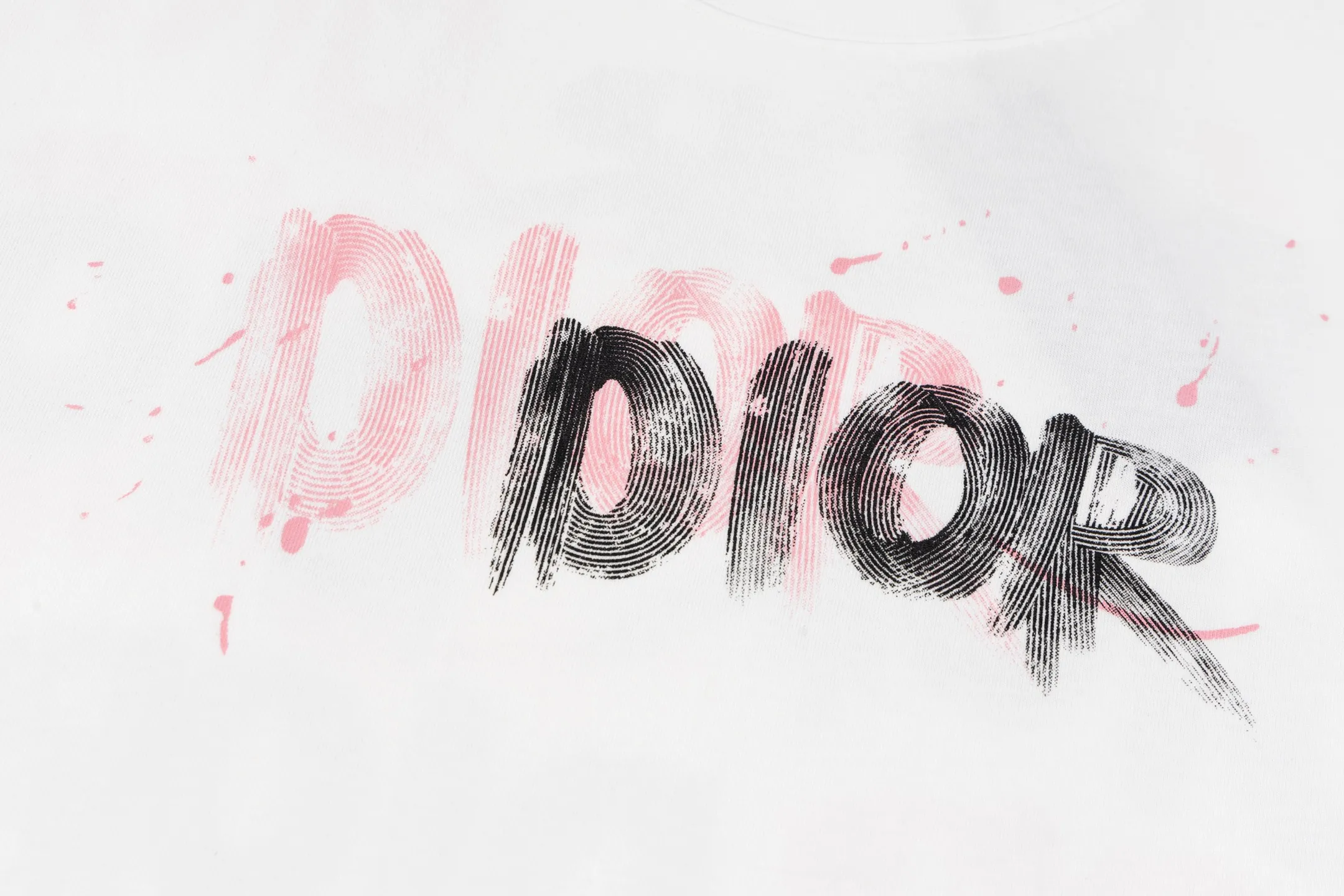 🅿️170 Style No. #Z105 Dior colorful graffiti letter round neck short-sleeved DIOR official website consistent style Fabric: 32-count double yarn 280g pure cotton fabric Weaving and dyeing threads of the same color in the same cylinder Process: imported machine white ink direct-jet printing Supporting: complete three labels Cardboard oil paper code sticker packaging High temperature pre-shrinking process before production, no shrinkage and deformation Imported machine professional plate production os version Can wear up to 200 pounds. The size is measured manually. The error of 2-3cm is normal. Color: black white size: s m l xl