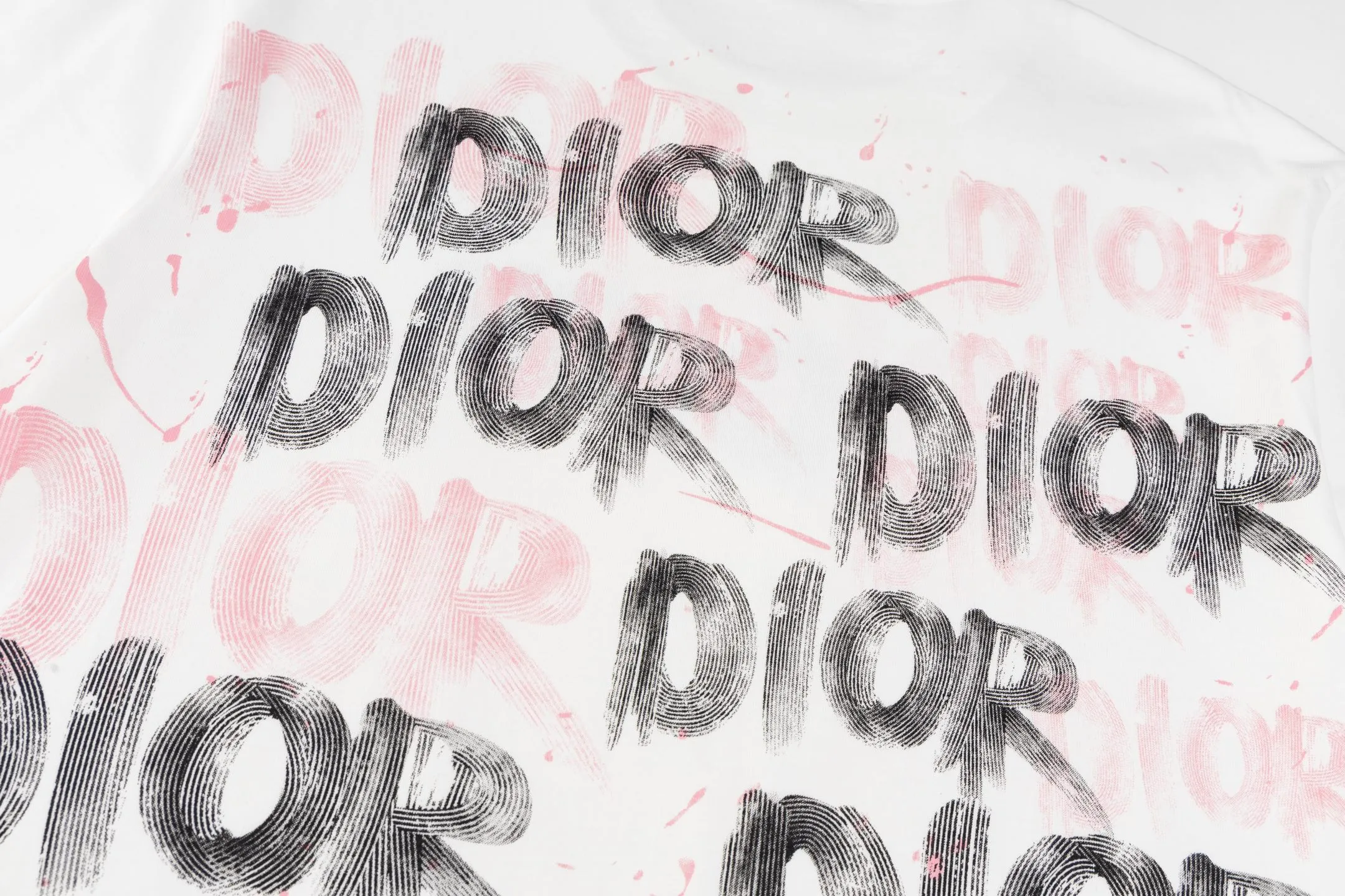 🅿️170 Style No. #Z105 Dior colorful graffiti letter round neck short-sleeved DIOR official website consistent style Fabric: 32-count double yarn 280g pure cotton fabric Weaving and dyeing threads of the same color in the same cylinder Process: imported machine white ink direct-jet printing Supporting: complete three labels Cardboard oil paper code sticker packaging High temperature pre-shrinking process before production, no shrinkage and deformation Imported machine professional plate production os version Can wear up to 200 pounds. The size is measured manually. The error of 2-3cm is normal. Color: black white size: s m l xl