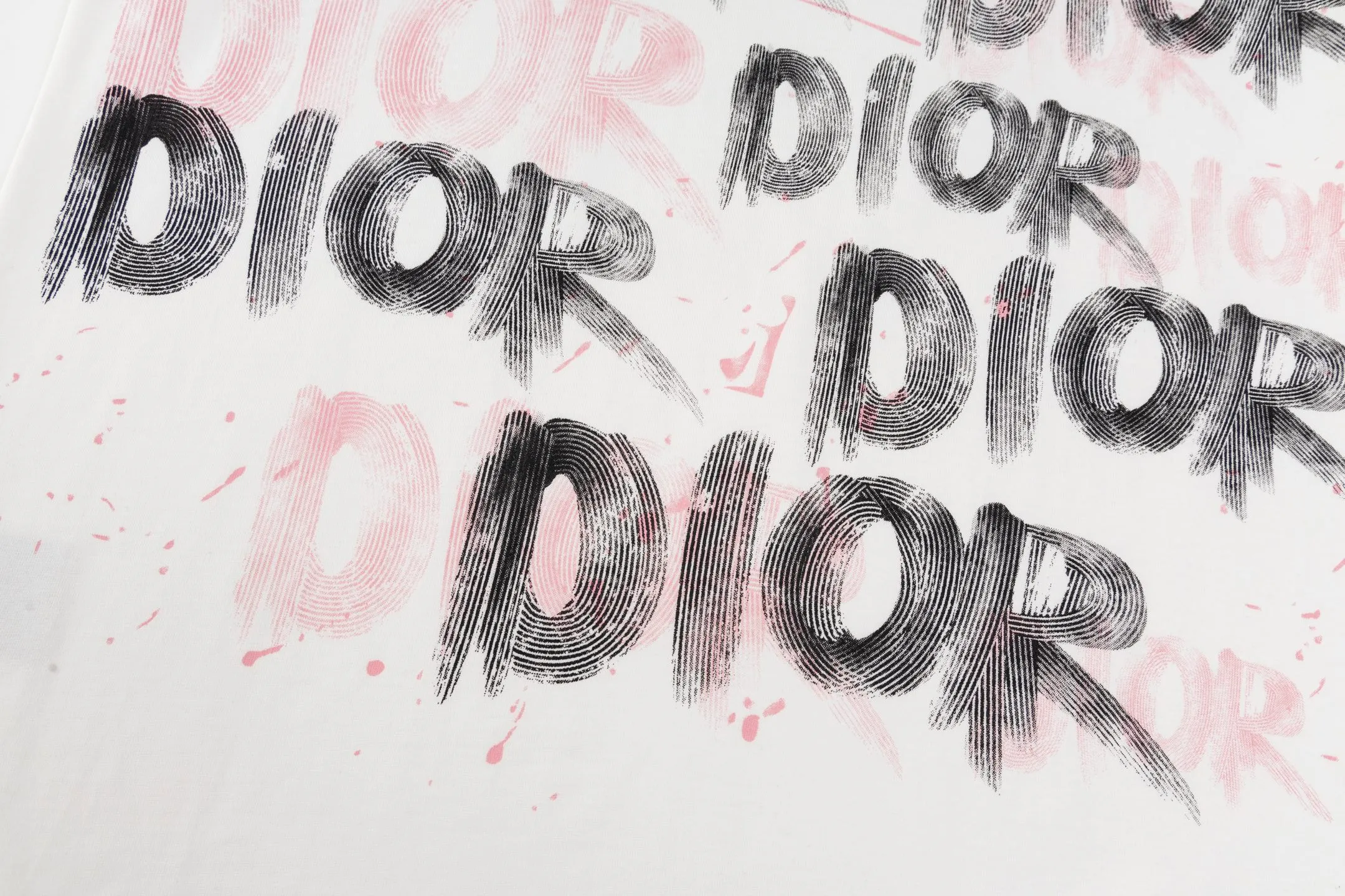 🅿️170 Style No. #Z105 Dior colorful graffiti letter round neck short-sleeved DIOR official website consistent style Fabric: 32-count double yarn 280g pure cotton fabric Weaving and dyeing threads of the same color in the same cylinder Process: imported machine white ink direct-jet printing Supporting: complete three labels Cardboard oil paper code sticker packaging High temperature pre-shrinking process before production, no shrinkage and deformation Imported machine professional plate production os version Can wear up to 200 pounds. The size is measured manually. The error of 2-3cm is normal. Color: black white size: s m l xl