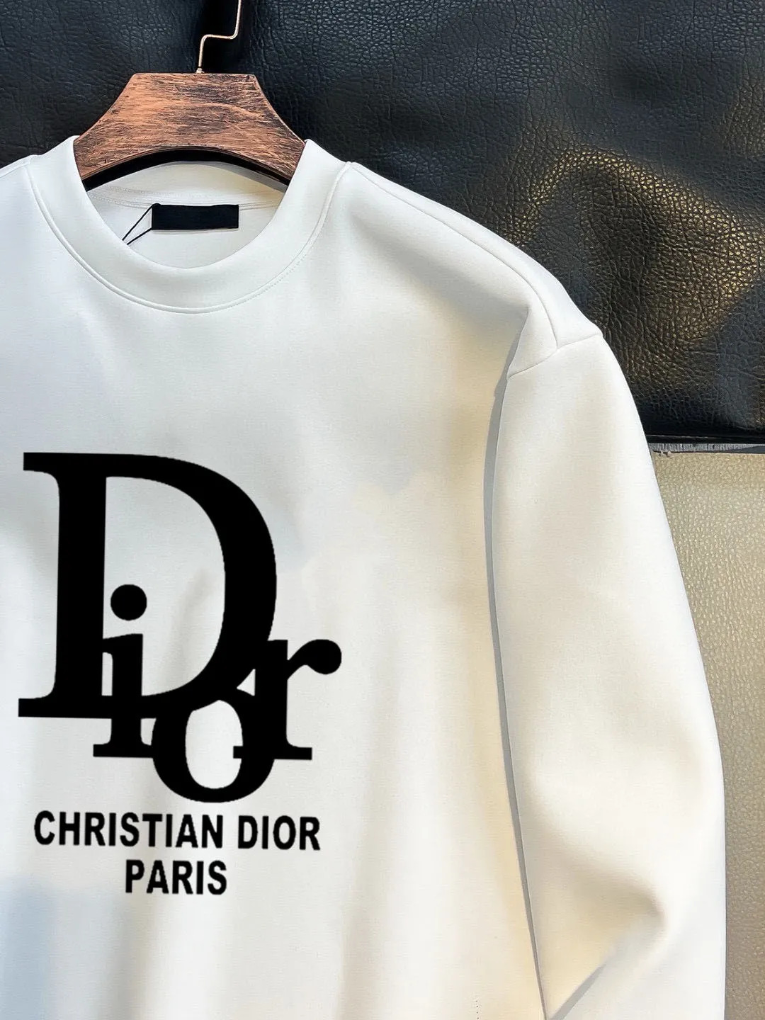 🅿️220 brand [DIOR Dior] (good news for fat people) 2025ss autumn latest long-sleeved round-neck sweatshirt, on sale simultaneously on the official website. Refreshing and breathable. Made of top Tencel Roman. Comfortable and soft. 3D three-dimensional clarity. Super fashion sense. Great for gifting and keeping for yourself. Size: M-5XL (can wear up to 220 pounds)