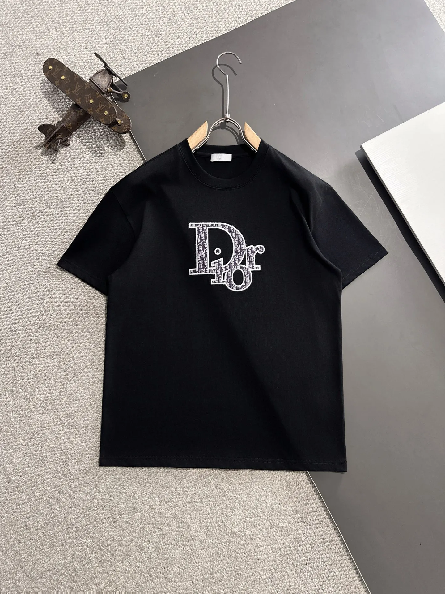 🅿️260 Dior 2꯭0꯭2꯭5 new spring and summer style ❤️ Original ⌚️ high version The fabric is made of 280 grams of high-density pure cotton. It does not deform or shrink. Process introduction: double thread movement, washing + front and rear precision 10,000-needle imported machine embroidery SIZE: M to 4XL
