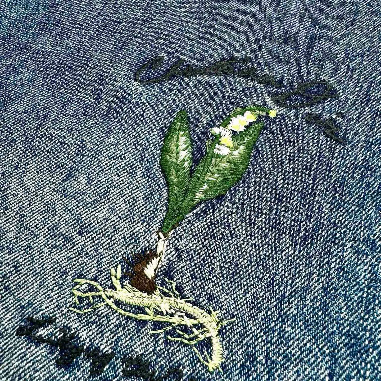 🅿️560 [Exclusive supply] CD 24SS Lily of the Valley signed embroidered denim shirt Originally purchased for RMB 16,500, the dark blue pure cotton denim sero-spun fabric was stonewashed to create a soft texture. It was fermented, sanded and washed with professional fried sand and softened. Heavy fermented milling and stir-fried salt gradually changed the washing effect. The ready-made garments also need to be washed and deslurried before being keyholes. The fermented stone mill was worn in multiple places. Through washing and sandstone grinding, it formed an aged texture and an overly natural color. The washing process used a combination of heavy fermentation, stir-frying, spraying and other processes. The lily of the valley on the front is embroidered with needle embroidery technology. The characteristic of positioning needle embroidery technology is exquisite patterns. Due to its unique stitching method, the embroidery pattern has a strong sense of luster and three-dimensionality. The signature name on the back panel adopts the core three-dimensional embroidery process, using glossy mercerized embroidery thread to add a three-dimensional effect to the raised pattern. The placket and cuffs are designed to be opened and closed with engraved aluminum buttons. All accessories are customized according to the original version. The notched lapel is uniquely designed and the straight shirt is cut. It not only retains the classic beauty of the lapel, but also gives the shirt a retro and casual atmosphere. It is exclusively produced. Size:38-40-42-44