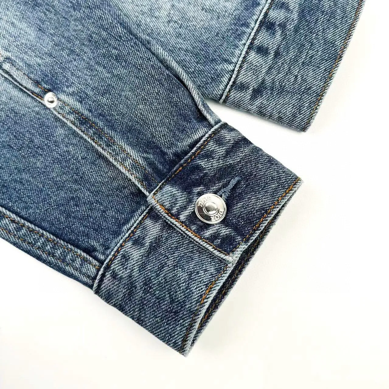 🅿️560 [Exclusive supply] CD 24SS Lily of the Valley signed embroidered denim shirt Originally purchased for RMB 16,500, the dark blue pure cotton denim sero-spun fabric was stonewashed to create a soft texture. It was fermented, sanded and washed with professional fried sand and softened. Heavy fermented milling and stir-fried salt gradually changed the washing effect. The ready-made garments also need to be washed and deslurried before being keyholes. The fermented stone mill was worn in multiple places. Through washing and sandstone grinding, it formed an aged texture and an overly natural color. The washing process used a combination of heavy fermentation, stir-frying, spraying and other processes. The lily of the valley on the front is embroidered with needle embroidery technology. The characteristic of positioning needle embroidery technology is exquisite patterns. Due to its unique stitching method, the embroidery pattern has a strong sense of luster and three-dimensionality. The signature name on the back panel adopts the core three-dimensional embroidery process, using glossy mercerized embroidery thread to add a three-dimensional effect to the raised pattern. The placket and cuffs are designed to be opened and closed with engraved aluminum buttons. All accessories are customized according to the original version. The notched lapel is uniquely designed and the straight shirt is cut. It not only retains the classic beauty of the lapel, but also gives the shirt a retro and casual atmosphere. It is exclusively produced. Size:38-40-42-44