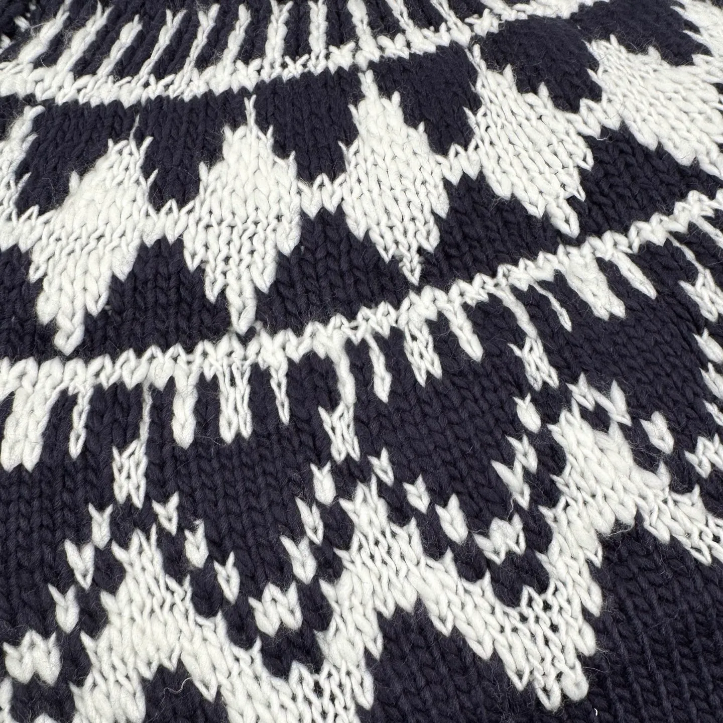 🅿️520 CD 26SS Fair Isle pattern jacquard turtleneck sweater. The original purchase was 18,000 yuan. The fabric is made of custom-woven elegant velvet blue and white sheep wool knitted brocade. It is full of texture, thick and solid. Every inch of fiber contains heavy warmth. When this deep blue meets pure white, it is pure and elegant. It is decorated with Fair Isle patterns inspired by the world of winter sports. With a unique quietness and poetry in winter, the exquisite geometric patterns create a mysterious and elegant atmosphere. The CD logo carefully decorated on the back is like a badge of a fashion palace, a symbol of luxury and an innate nobility. It exudes the charming charm of elegance and fashion in every moment. It is made of jacquard tissue imported from Germany. The arrangement and interweaving of yarns are precisely controlled. The Fair Isle pattern and CD jacquard art pattern inlay are carefully interwoven on the loom. The fabric is more vivid and three-dimensional, with a curved thread structure. By changing the stitching method and the arrangement of the yarn during the knitting process, the yarn is distributed in a curved shape in the fabric. The garment washing water is softened and deodorized through professional washing equipment and specific detergents. The clothes are deeply cleaned and deodorized to improve the feel and appearance of the clothes. Size:S-M-L-XL