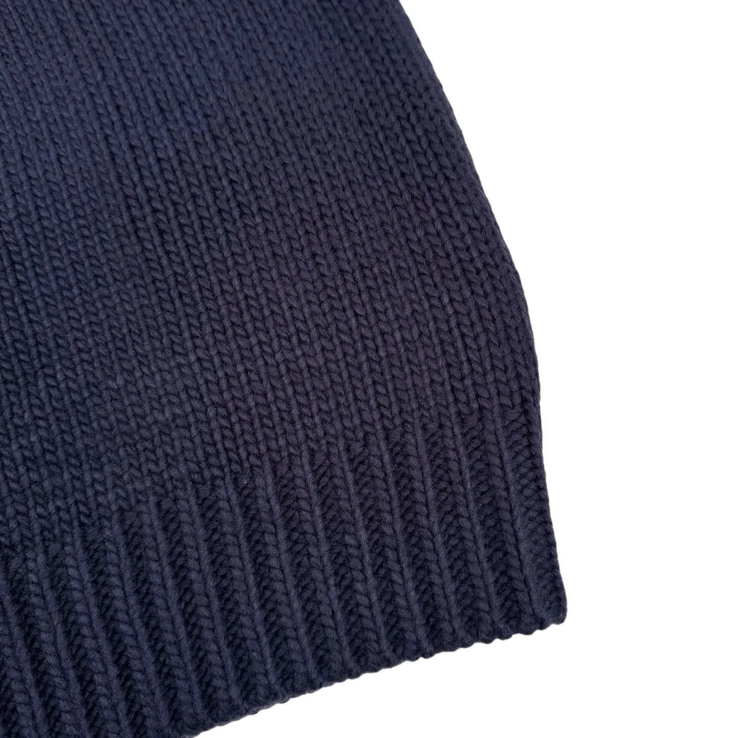 🅿️520 CD 26SS Fair Isle pattern jacquard turtleneck sweater. The original purchase was 18,000 yuan. The fabric is made of custom-woven elegant velvet blue and white sheep wool knitted brocade. It is full of texture, thick and solid. Every inch of fiber contains heavy warmth. When this deep blue meets pure white, it is pure and elegant. It is decorated with Fair Isle patterns inspired by the world of winter sports. With a unique quietness and poetry in winter, the exquisite geometric patterns create a mysterious and elegant atmosphere. The CD logo carefully decorated on the back is like a badge of a fashion palace, a symbol of luxury and an innate nobility. It exudes the charming charm of elegance and fashion in every moment. It is made of jacquard tissue imported from Germany. The arrangement and interweaving of yarns are precisely controlled. The Fair Isle pattern and CD jacquard art pattern inlay are carefully interwoven on the loom. The fabric is more vivid and three-dimensional, with a curved thread structure. By changing the stitching method and the arrangement of the yarn during the knitting process, the yarn is distributed in a curved shape in the fabric. The garment washing water is softened and deodorized through professional washing equipment and specific detergents. The clothes are deeply cleaned and deodorized to improve the feel and appearance of the clothes. Size:S-M-L-XL