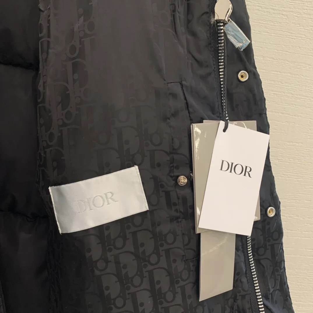 🅿️780 packed.   mu 🔥🔥🔥Dior Dior new fall and winter style 🆕 hat can be hidden Down jacket Original 1:1 customized hardware accessories are all imported and original customization Welcome to compare at the counter Absolutely high quality Use top 90 white duck down Super soft Full of feathers and fluffy Super heavy workmanship of the fabric 👍 Perfect version Size: 44-52