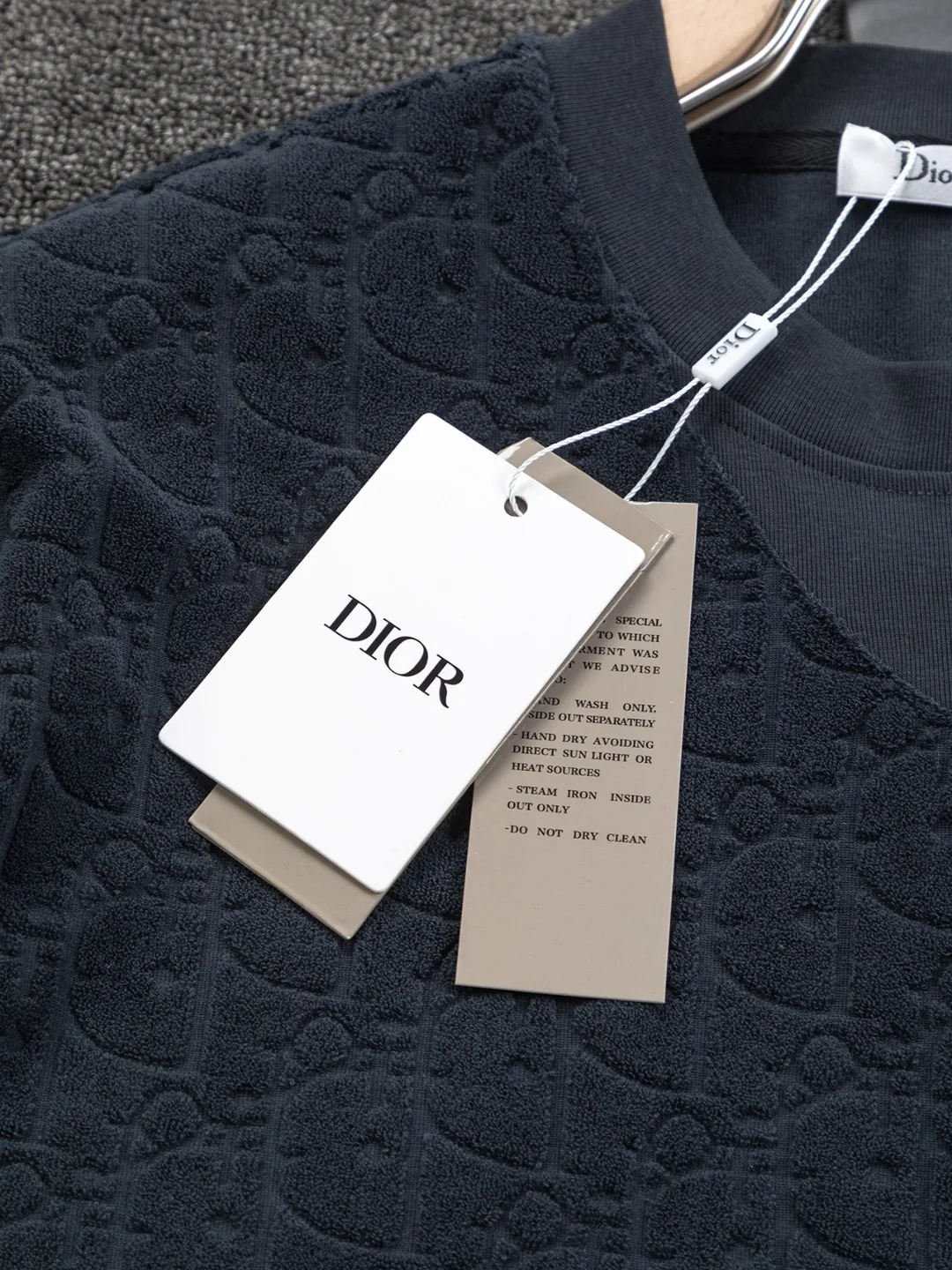 🅿️210 Dior Dior micro wide version CD micro wide version S-Xl 25ss forever unbeatable classic style permanent boutique counter eternal classic style CD letter dark pattern jacquard towel embroidered velvet🪡logo pattern As the leader in the luxury world, the D family is well-deserved. The first thing that catches the eye is the loose and comfortable black and white solid color version of the piece we are going to talk about today. The ribbed round collar has become the best modification of its version, and the D family has the upper body LOGO listed on the front, and the unique embroidery design of the letter logo patch highlights the texture! The most traditional modification method combined with the simplest color scale contrast forms the strongest and direct contrast, and this is often the most concise and clear minimalist modification method~~A nostalgic classic atmosphere also spreads in this work inadvertently! ! Featuring a distinctive 47 logo patch embroidery on the front, a unique tribute to Dior's historic year! Coupled with the blessing of 320 grams of cotton material, both the upper body comfort and the existence are unparalleled. It can be said to be a must-have companion in summer. The excellent breathability and comfortable wearing feeling are unparalleled~ Recommended! ! Color: Black and white Size: S-XL Size chart: S: Shoulder width 55-Bust 56-Length 71.5 M: Shoulder width 56.5-Bust 58-Length 73 L: Shoulder width 58-Bust 60-Length 74.5 XL: Shoulder width 59.5-Bust 62-Length 76