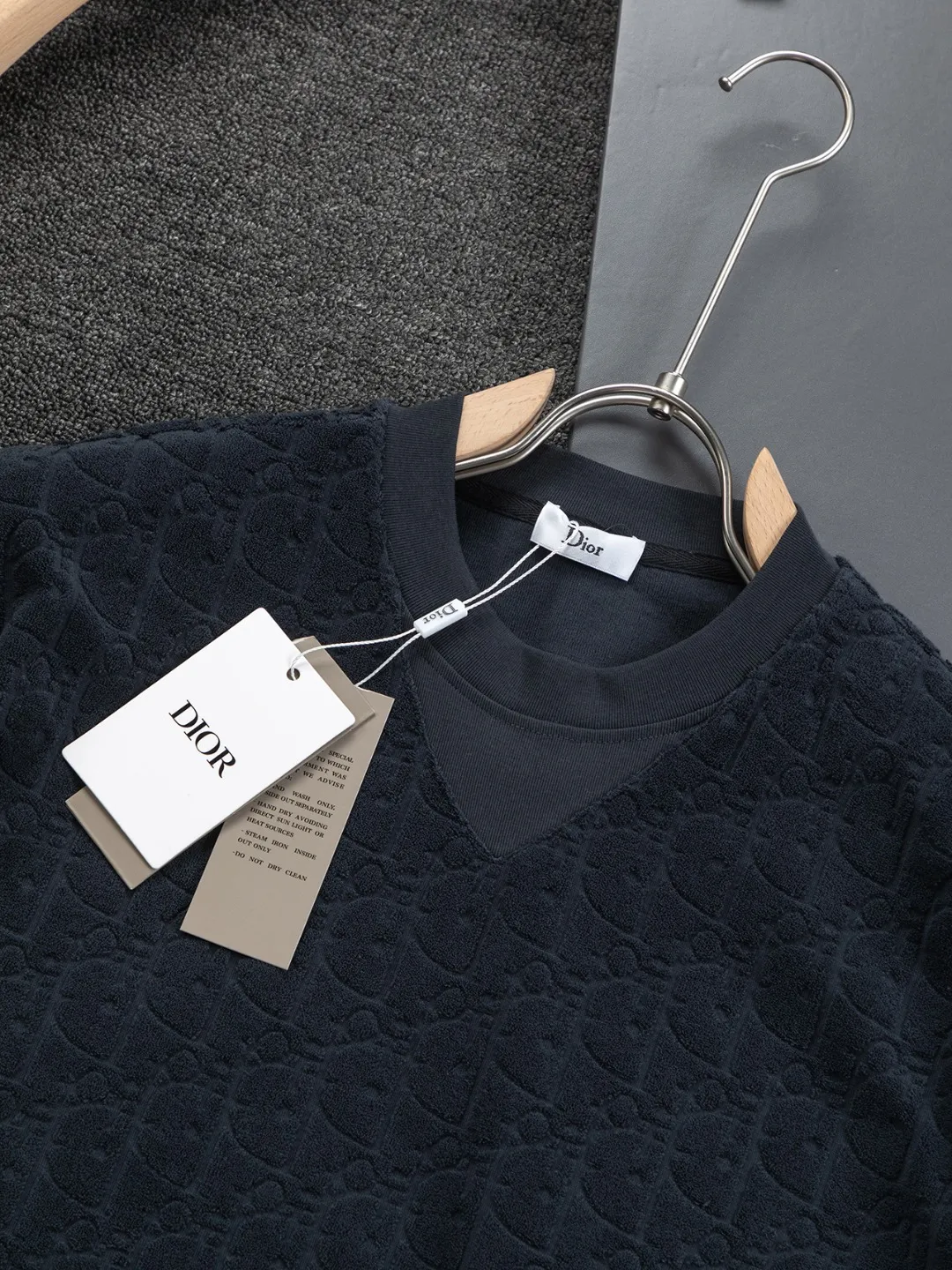 🅿️210 Dior Dior micro wide version CD micro wide version S-Xl 25ss forever unbeatable classic style permanent boutique counter eternal classic style CD letter dark pattern jacquard towel embroidered velvet🪡logo pattern As the leader in the luxury world, the D family is well-deserved. The first thing that catches the eye is the loose and comfortable black and white solid color version of the piece we are going to talk about today. The ribbed round collar has become the best modification of its version, and the D family has the upper body LOGO listed on the front, and the unique embroidery design of the letter logo patch highlights the texture! The most traditional modification method combined with the simplest color scale contrast forms the strongest and direct contrast, and this is often the most concise and clear minimalist modification method~~A nostalgic classic atmosphere also spreads in this work inadvertently! ! Featuring a distinctive 47 logo patch embroidery on the front, a unique tribute to Dior's historic year! Coupled with the blessing of 320 grams of cotton material, both the upper body comfort and the existence are unparalleled. It can be said to be a must-have companion in summer. The excellent breathability and comfortable wearing feeling are unparalleled~ Recommended! ! Color: Black and white Size: S-XL Size chart: S: Shoulder width 55-Bust 56-Length 71.5 M: Shoulder width 56.5-Bust 58-Length 73 L: Shoulder width 58-Bust 60-Length 74.5 XL: Shoulder width 59.5-Bust 62-Length 76