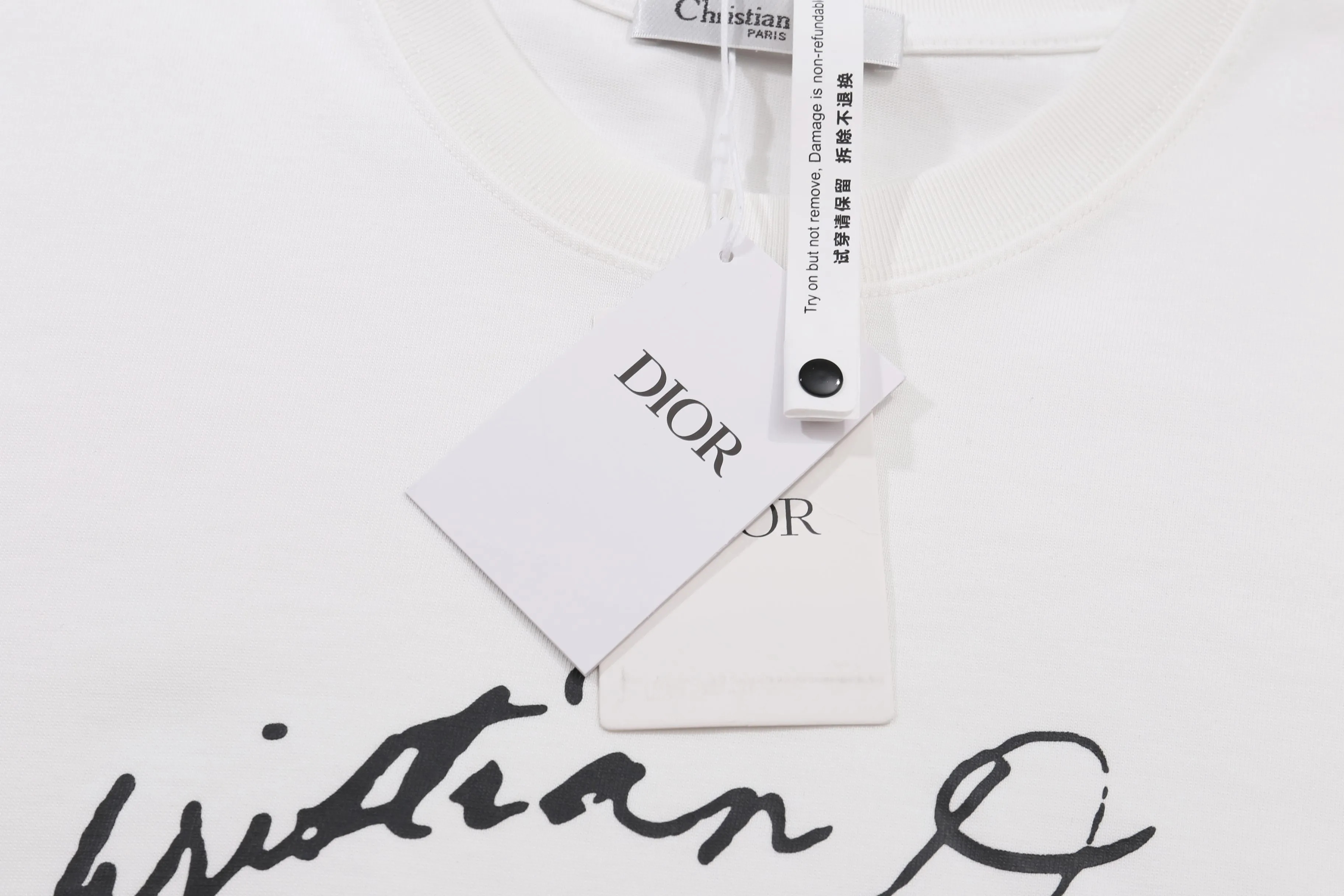 🅿️180 Correct version of high-quality PCD / New handwritten signature loose fit T-shirt Fabric: 21S double yarn cotton cover Color: black, white This T-shirt is decorated with a handwritten style Christian 1947 flocking logo, highlighting Mr. Dior’s signature and the year the Dior brand launched its first collection. Crafted from black cotton jersey in a relaxed fit, it features a classic ribbed crew neck. Can enhance all kinds of casual outfits. SIZE：XS S M L