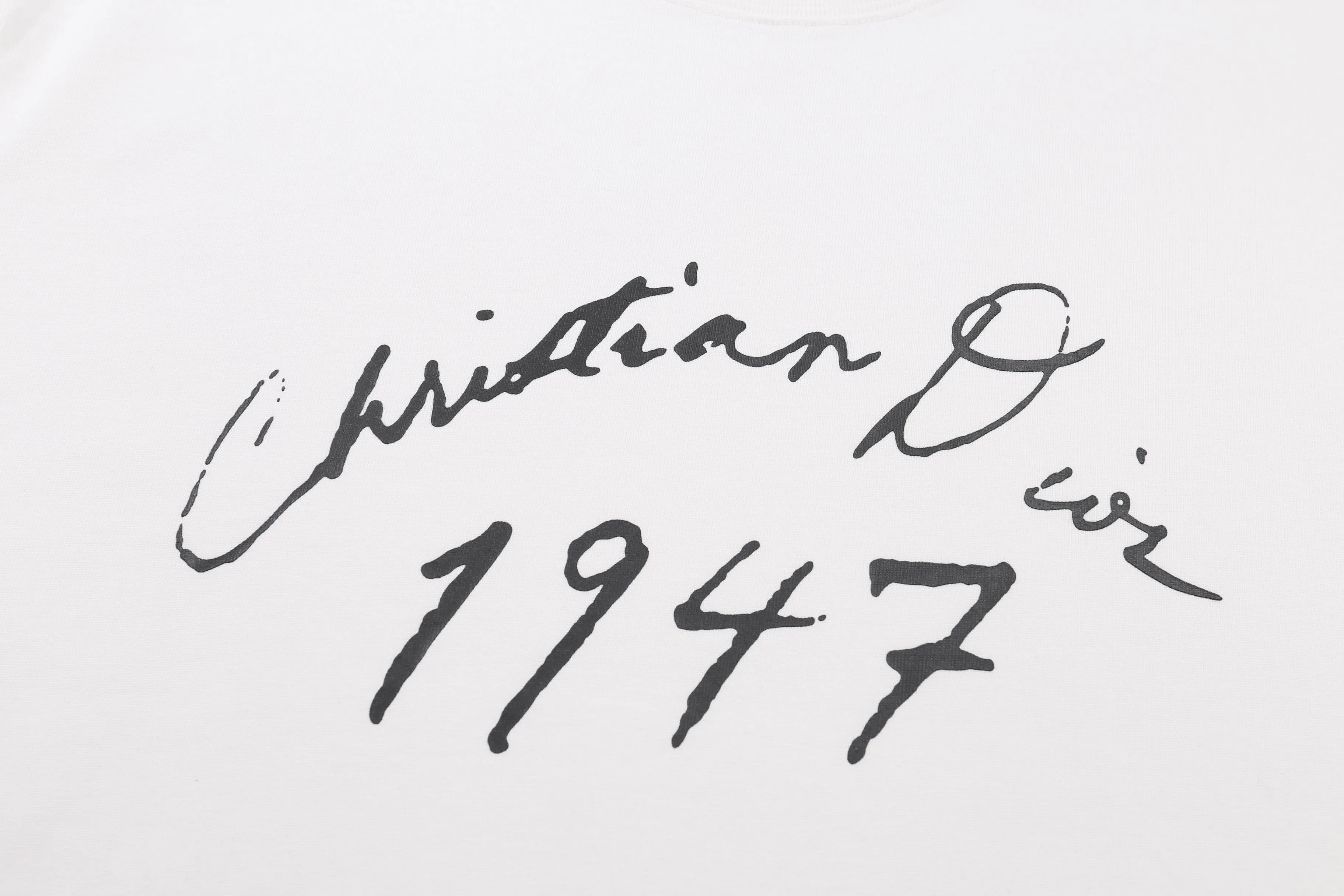 🅿️180 Correct version of high-quality PCD / New handwritten signature loose fit T-shirt Fabric: 21S double yarn cotton cover Color: black, white This T-shirt is decorated with a handwritten style Christian 1947 flocking logo, highlighting Mr. Dior’s signature and the year the Dior brand launched its first collection. Crafted from black cotton jersey in a relaxed fit, it features a classic ribbed crew neck. Can enhance all kinds of casual outfits. SIZE：XS S M L