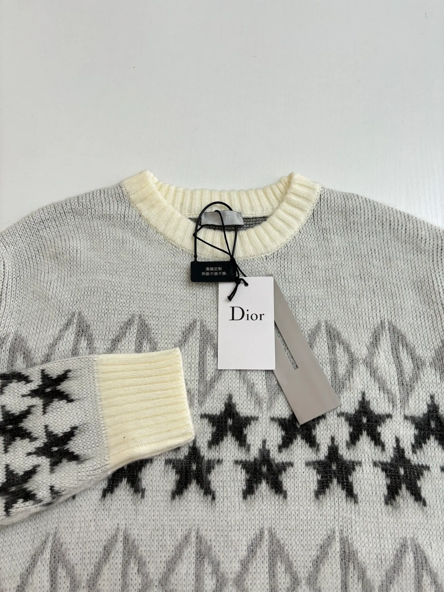 🅿️460 Dio*/Dior 25Fw star wool sweater. The fabric composition is 100% wool. It is comfortable, non-stringy, crisp and stylish. Knitted using the STOLL computerized flat machine imported from Germany, the CD star patterns are all produced according to the number of needles per revolution of the original, and the patterns are aligned. The size and proportion of the finished pattern are exactly the same as the original single-sided fish scale stitch pattern for the body. The hem, sleeves and collar are woven with different types of yarns and the 1*1 thread closure is elastic. It is sewn using a high-density precision sewing machine machine. The stitches are even and the elasticity is moderate. All woolen edges are keyhole processed to keep them clean. After being washed using a special method for the sweater category, a special brushing process is used on the surface of the garment.  Size：S/M/L