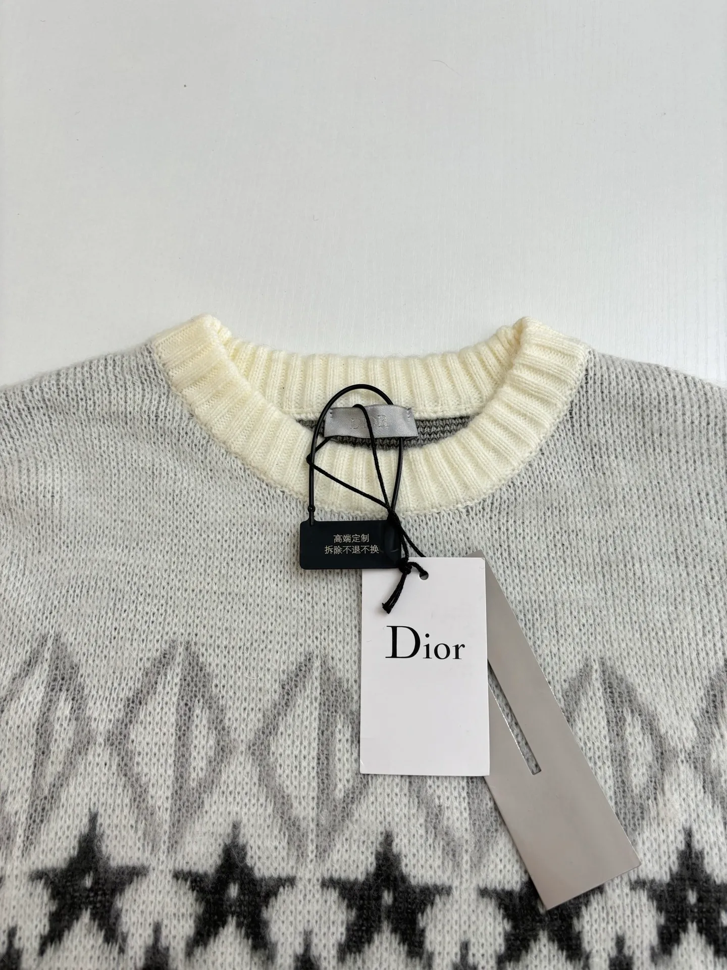 🅿️460 Dio*/Dior 25Fw star wool sweater. The fabric composition is 100% wool. It is comfortable, non-stringy, crisp and stylish. Knitted using the STOLL computerized flat machine imported from Germany, the CD star patterns are all produced according to the number of needles per revolution of the original, and the patterns are aligned. The size and proportion of the finished pattern are exactly the same as the original single-sided fish scale stitch pattern for the body. The hem, sleeves and collar are woven with different types of yarns and the 1*1 thread closure is elastic. It is sewn using a high-density precision sewing machine machine. The stitches are even and the elasticity is moderate. All woolen edges are keyhole processed to keep them clean. After being washed using a special method for the sweater category, a special brushing process is used on the surface of the garment.  Size：S/M/L