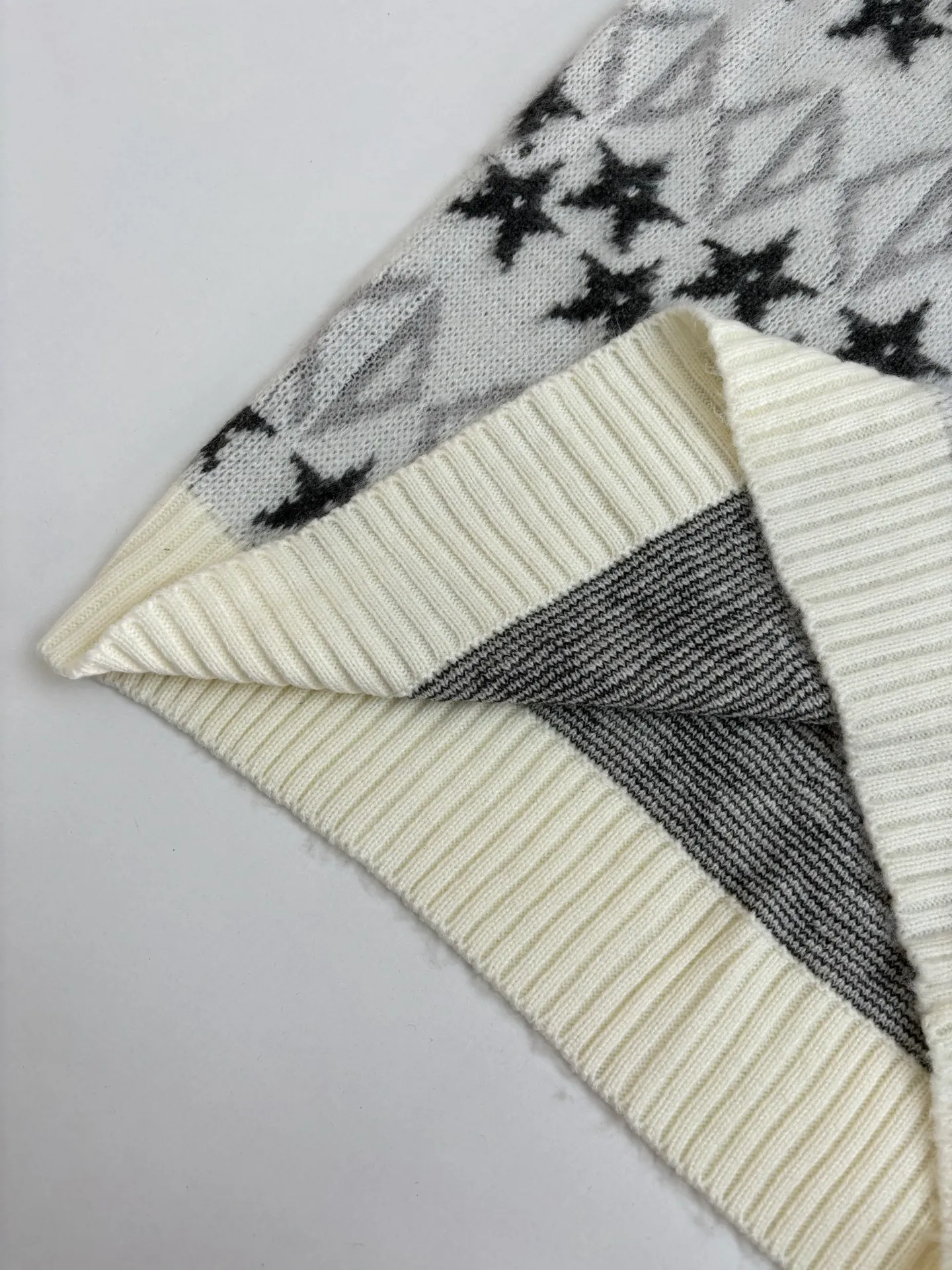 🅿️460 Dio*/Dior 25Fw star wool sweater. The fabric composition is 100% wool. It is comfortable, non-stringy, crisp and stylish. Knitted using the STOLL computerized flat machine imported from Germany, the CD star patterns are all produced according to the number of needles per revolution of the original, and the patterns are aligned. The size and proportion of the finished pattern are exactly the same as the original single-sided fish scale stitch pattern for the body. The hem, sleeves and collar are woven with different types of yarns and the 1*1 thread closure is elastic. It is sewn using a high-density precision sewing machine machine. The stitches are even and the elasticity is moderate. All woolen edges are keyhole processed to keep them clean. After being washed using a special method for the sweater category, a special brushing process is used on the surface of the garment.  Size：S/M/L