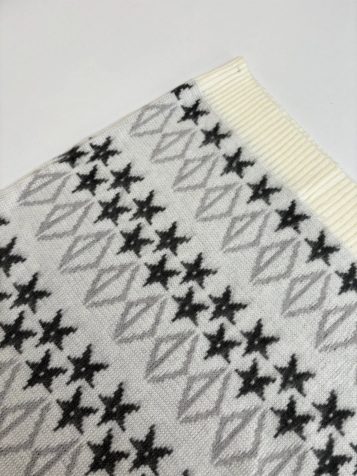 🅿️460 Dio*/Dior 25Fw star wool sweater. The fabric composition is 100% wool. It is comfortable, non-stringy, crisp and stylish. Knitted using the STOLL computerized flat machine imported from Germany, the CD star patterns are all produced according to the number of needles per revolution of the original, and the patterns are aligned. The size and proportion of the finished pattern are exactly the same as the original single-sided fish scale stitch pattern for the body. The hem, sleeves and collar are woven with different types of yarns and the 1*1 thread closure is elastic. It is sewn using a high-density precision sewing machine machine. The stitches are even and the elasticity is moderate. All woolen edges are keyhole processed to keep them clean. After being washed using a special method for the sweater category, a special brushing process is used on the surface of the garment.  Size：S/M/L
