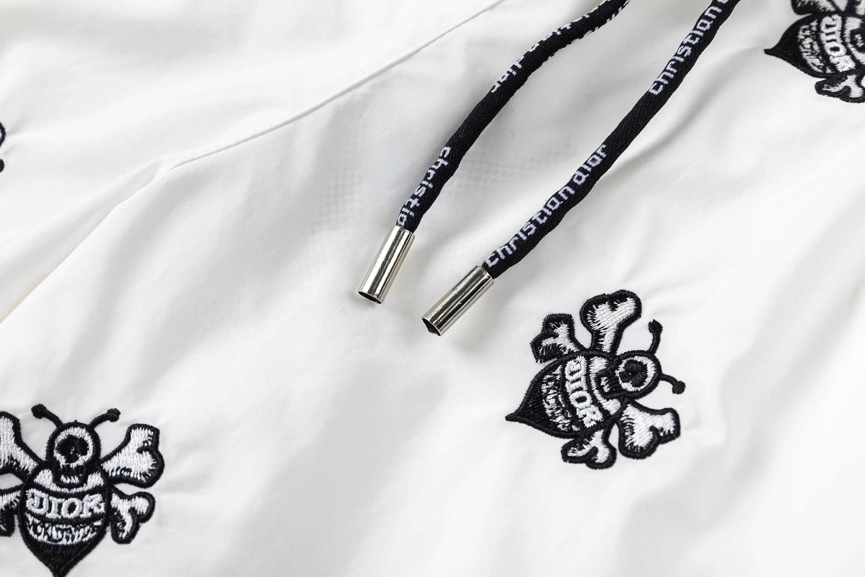 🅿️210 DiRO Dior 2025 spring and summer logo embroidery. New fashionable beach shorts, with lining and mesh shorts! The official website is synchronized with the original 1-1 replica, the original hardware is selected from high-quality polyester fiber fabrics, with a delicate feel, a must-have item for summer, and the upper body effect is super handsome! Color: Black White Size: S M L XL XXL