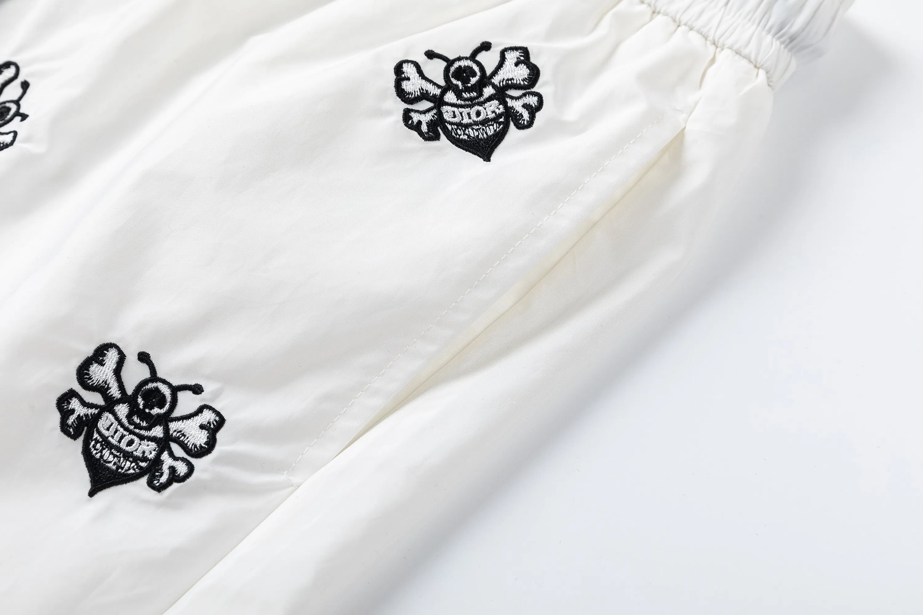 🅿️210 DiRO Dior 2025 spring and summer logo embroidery. New fashionable beach shorts, with lining and mesh shorts! The official website is synchronized with the original 1-1 replica, the original hardware is selected from high-quality polyester fiber fabrics, with a delicate feel, a must-have item for summer, and the upper body effect is super handsome! Color: Black White Size: S M L XL XXL