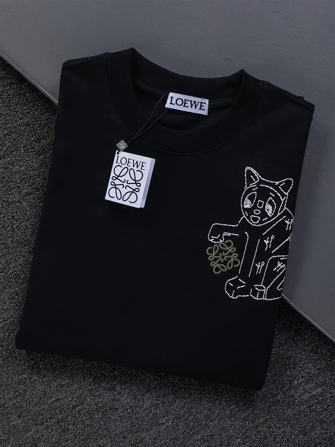 🅿️190 DIOR Dior Dior CD Micro wide version S-XL Dior 26ss official website never fails, permanent boutique LOEWE The cat logo embroidery pattern on the chest is full of details, full of childishness and artistic sense. It is made of 320g high-quality pure cotton, with an S-pattern round neck and topstitching. It is unique. Customized accessories, and the whole body is customized and developed according to the Y board... It has three labels and can control various styles, paying tribute to Dior's historic year! Coupled with the blessing of full-flower cotton material, both the upper body comfort and the existence are unparalleled. It can be said to be a must-have companion in summer. The excellent breathability and comfortable wearing feeling are unparalleled~ Recommended! ! Same style for men and women! Color: Black White Pink Size: S-XL Size chart: S: Shoulder width 50-Bust 56-Length 70 M: Shoulder width 52-Bust 57-Length 72 L: Shoulder width 54-Bust 59-Length 74 XL: Shoulder width 56-Bust 62-Length 76