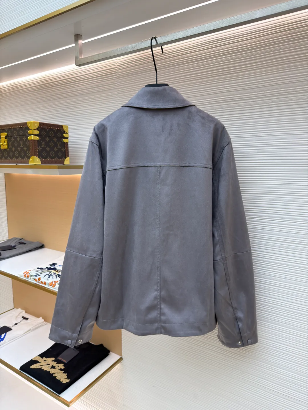 Dior suede jacket ●Original version: 38000 purchased and developed ●Item number: 1681582-C30 ●Fabric: suede fabric ●Technology: embossed production ●Color: gray ●Version: fitted version ●Weight: about 940 grams ●Size: 48-50-52 ●Description: The original version was purchased from Hangzhou National Specialty School for 36,000. The fabric is made of Italian suede. It is paired with 50 grams of knitted composite. Customized 101 matte black leather. Customized black jacquard logo silk lining. Customized 0.3×6cm leather strip. Customized 14mm matte black snap button. Customized 10mm mushroom snap button. Embossed placket. Customized accessories. Same style for men and women. Full street feel. Very good workmanship details. The overall wiring is straight and delicate, the fabric is comfortable and soft, and the color is consistent without color difference. It can be matched with the same style to create a fashionable look and control various occasions. Customized accessories, complete with three standards, same style for men and women!