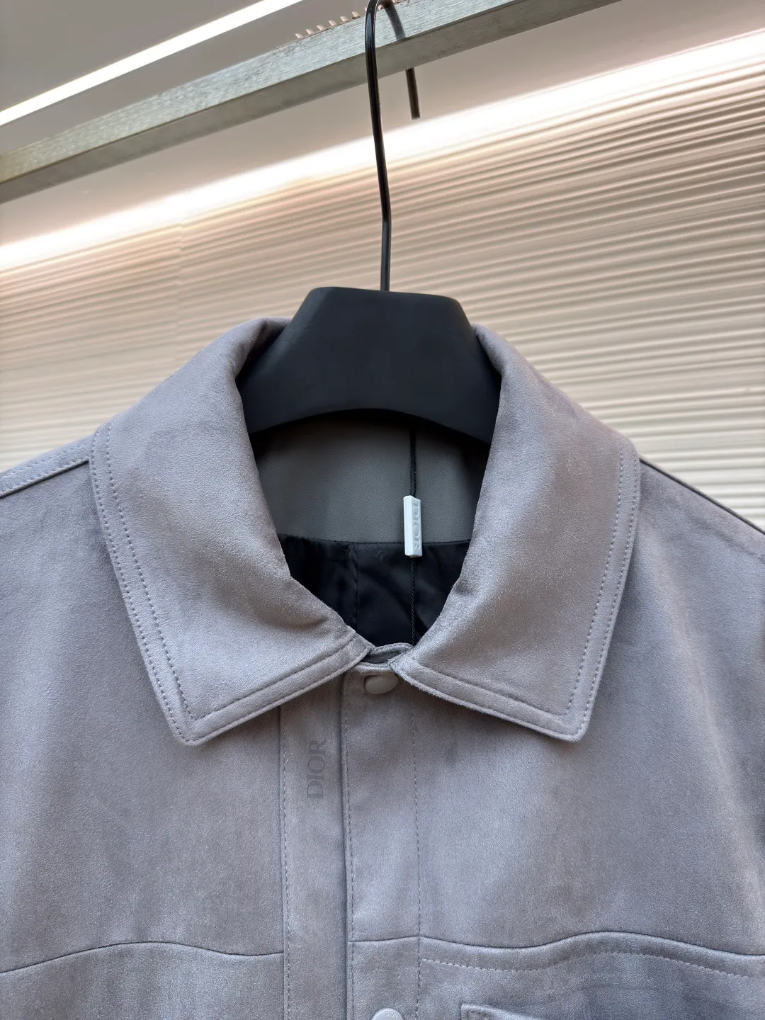 Dior suede jacket ●Original version: 38000 purchased and developed ●Item number: 1681582-C30 ●Fabric: suede fabric ●Technology: embossed production ●Color: gray ●Version: fitted version ●Weight: about 940 grams ●Size: 48-50-52 ●Description: The original version was purchased from Hangzhou National Specialty School for 36,000. The fabric is made of Italian suede. It is paired with 50 grams of knitted composite. Customized 101 matte black leather. Customized black jacquard logo silk lining. Customized 0.3×6cm leather strip. Customized 14mm matte black snap button. Customized 10mm mushroom snap button. Embossed placket. Customized accessories. Same style for men and women. Full street feel. Very good workmanship details. The overall wiring is straight and delicate, the fabric is comfortable and soft, and the color is consistent without color difference. It can be matched with the same style to create a fashionable look and control various occasions. Customized accessories, complete with three standards, same style for men and women!