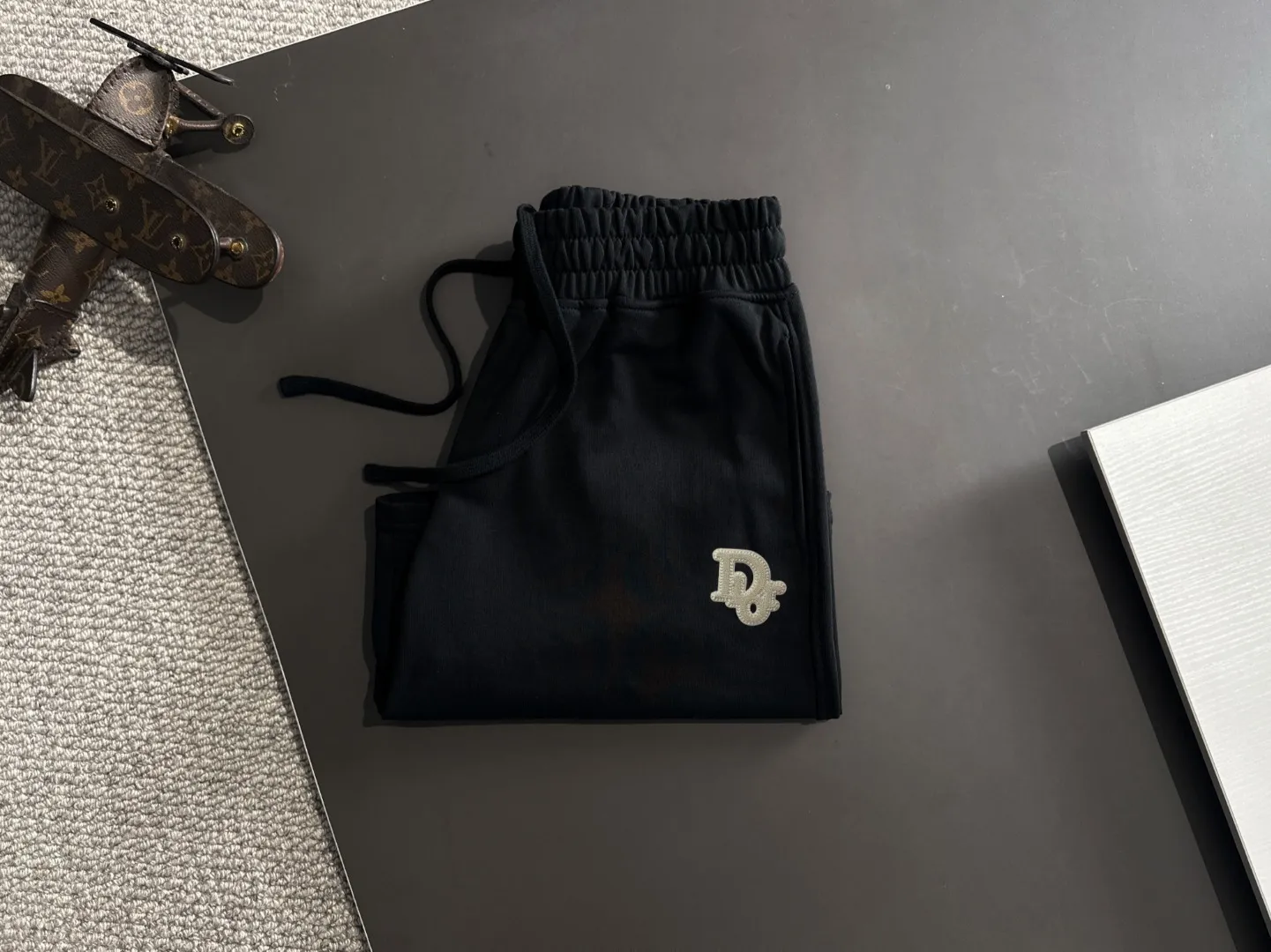🅿️330 Next day shipping High-end goods Dior 2025 new spring and summer elastic band casual solid color loose shorts, the hem of the trousers is stitched with two stitches, the stitching is fine and firm, the fabric is customized at the counter, has high breathability and comfort, and the details are impeccable. The design concept of brand elements reflects high quality. It feels delicate and soft! It presents a casual cut and the upper body shape is great! Size: S-XXL