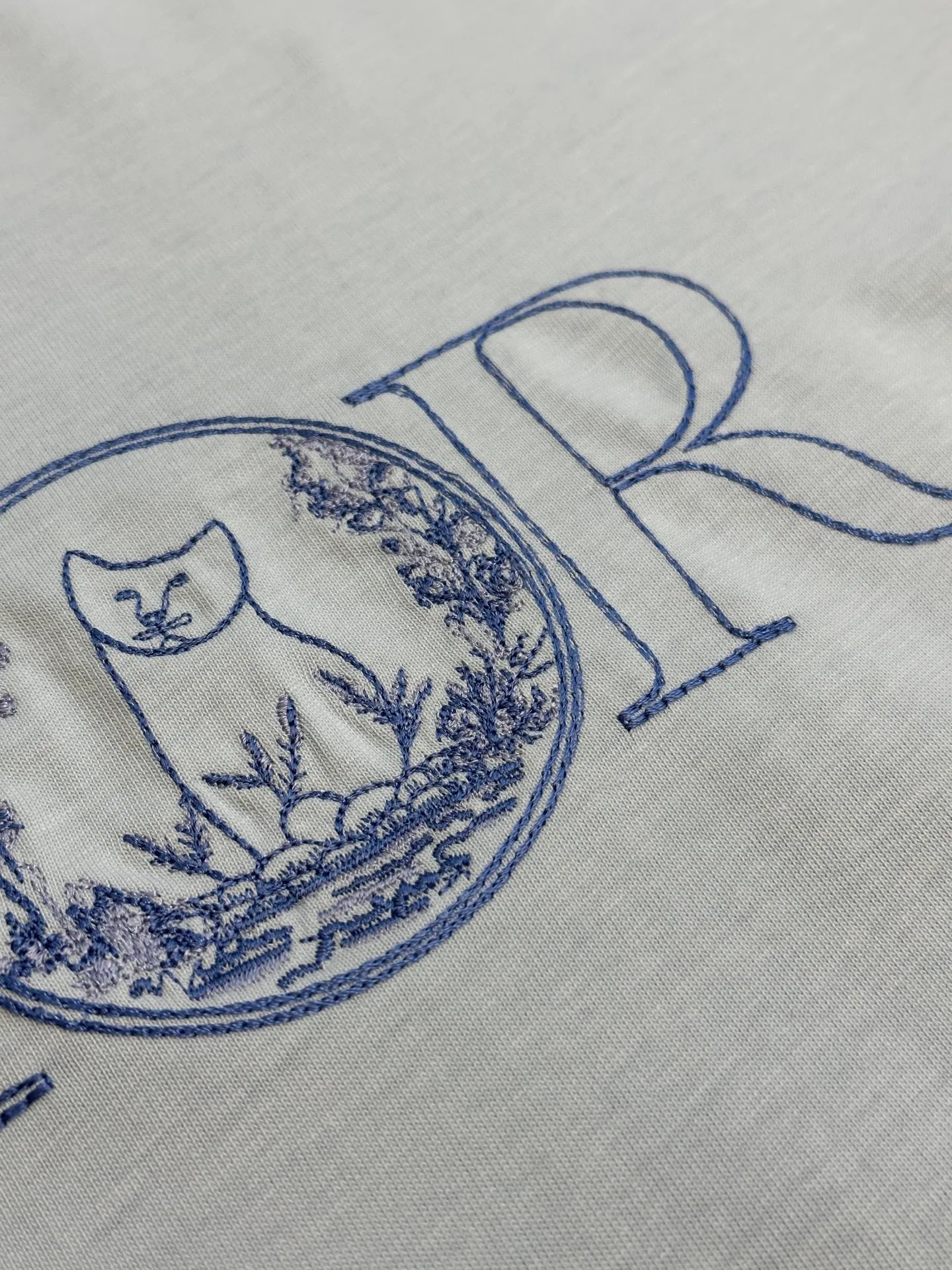 🅿️240 4-day pre-sale DIOR 25 joint short-sleeve This T-shirt displays the logo from this season’s DIOR AND HYLTON NEL joint series. Crafted from blue cotton jersey, it has a classic silhouette with a ribbed crew neck and embroidery on the chest for added style.  size：xs s m l