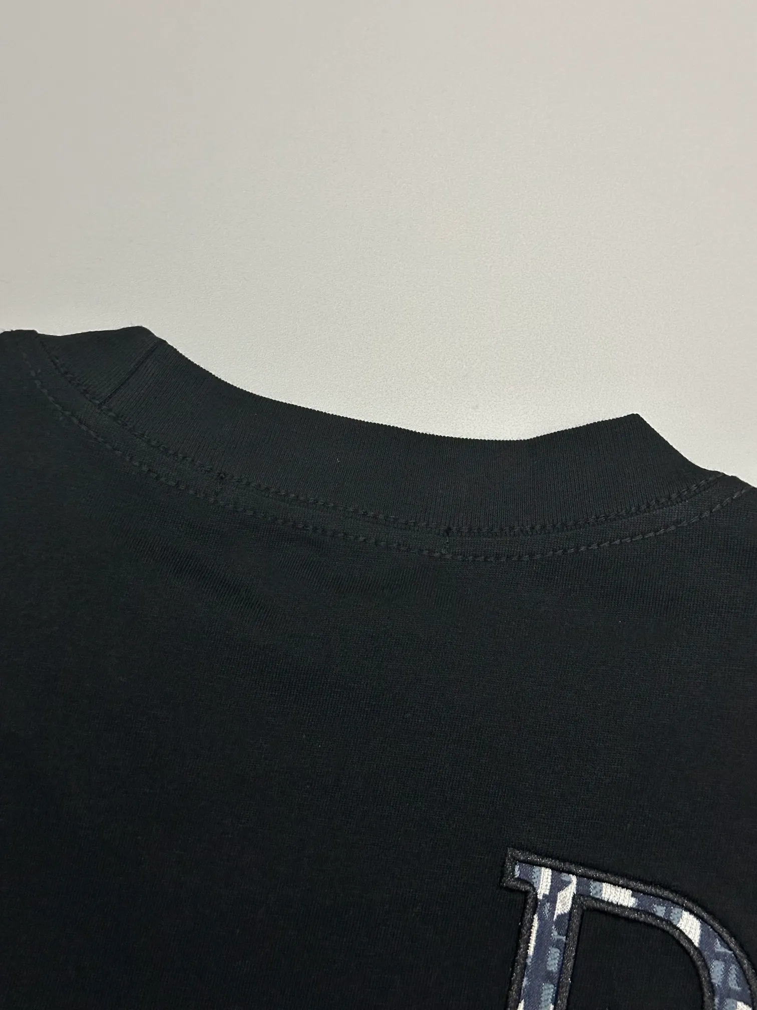 🅿️190 [Higher version] Dior Dior 2025 new patch patch little bee embroidery couple style round neck 32 count 280g combed fabric. 🔥Original fabric, full-print patch embroidery on the front and back, the same style as the internet celebrity. It feels very comfortable, fashionable and individual. It is super versatile and looks great for both men and women in autumn. It is a must-have for everyone. Original packaging, hang tag, collar label, washed wheat, complete👍. Color: black white. Size: S to xL