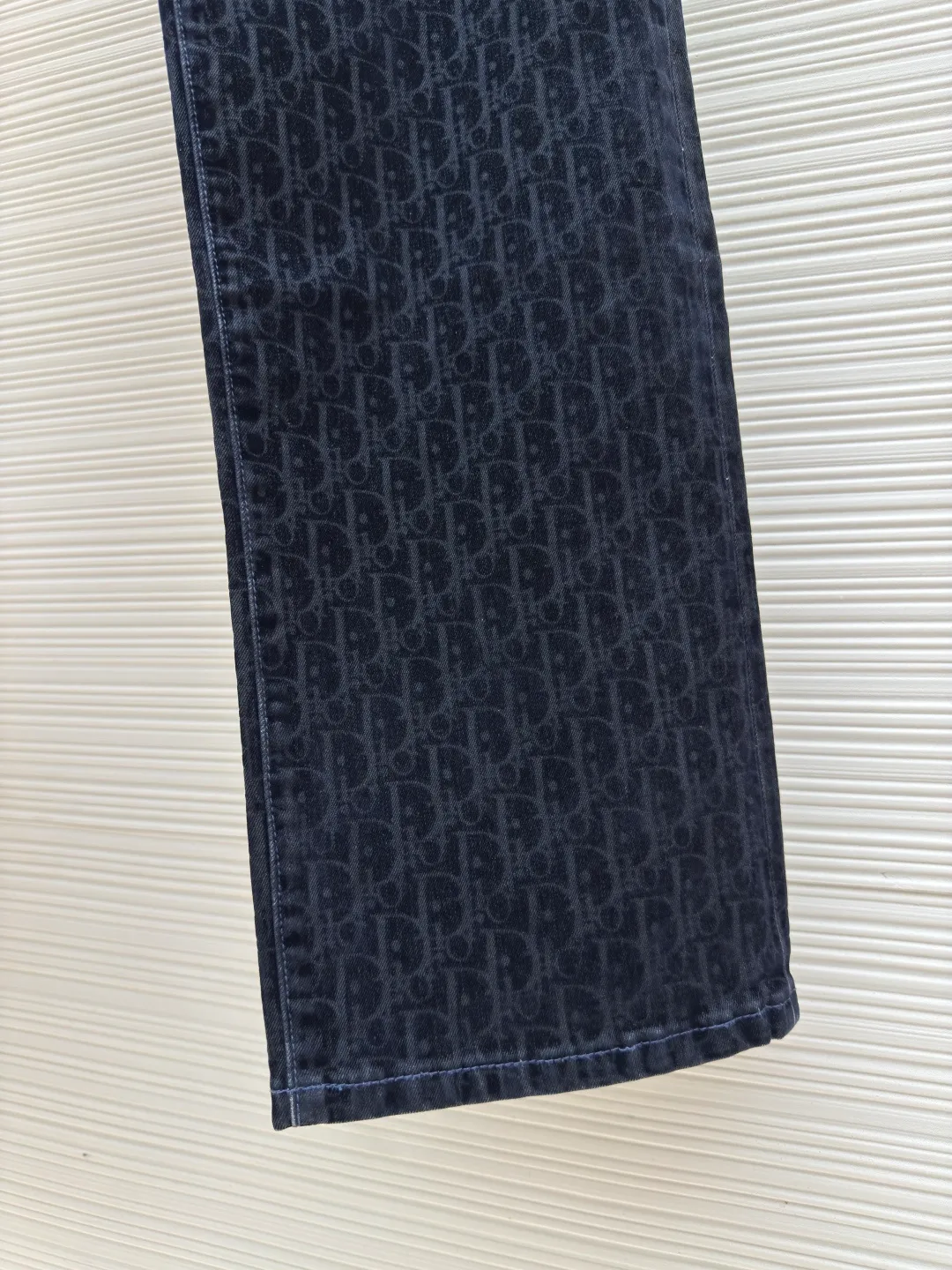 Diorx KAWS co-branded jeans ●Authentic product: Purchased and developed by 15869 ●Item number: 1680583-B70 ●Material: blended denim ●Technology: embroidered patches ●Version: fitted version ●Weight: about 640 grams ●Size: 29-30-32-34-36 ●Description: Made of customized blue cotton blended denim fabric, pocket design on both sides of the front panel, custom Dior lettering leather patch on the rear, and rear hip decoration DIOR AND KAWS embroidery design reinterprets the Dior logo with a colorful snake shape. The placket is molded to customize Dior letter buttons of the same color. The whole body is decorated with Oblique printing of the same color. It is truly a 1:1 copy. Close your eyes and enter.