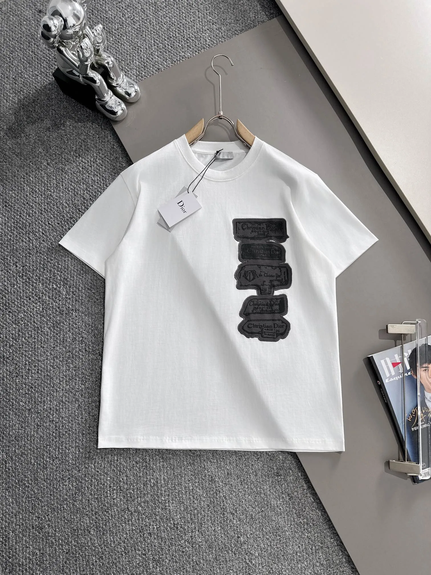 🅿️170 (arrives the next day) Dior 2025 new multi-element CD patch embroidered letter logo, same style for men and women, short-sleeved T-shirt ·Customized 260g 100% double yarn pure cotton fabric ·Design dyed 32 double-strand threads ·Collar label, hangtag, main mark and three labels complete Color: White Size: XS S M L