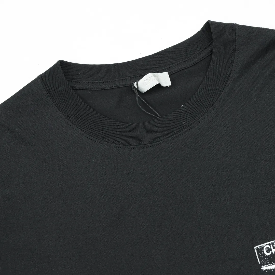 🅿️210 DIOR/Dior flocked archival letter printed short-sleeved T-shirt is woven with 24-count special compact cotton yarn. The weaving process requires high standards and requires the use of advanced looms and high-quality raw materials. Flocking printing is a special printing process that first uses an adhesive to stick fiber nap to the fabric, and then combines the fiber lint to the fabric. Size: XS-L