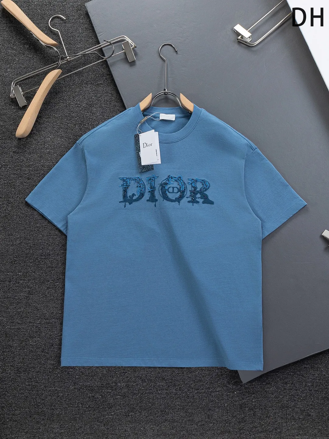 🅿️210 DIOR Dior Dior CD micro wide version S-XL Dior 26ss official website is always unbeatable classic style permanent boutique counter eternal co-branded floral letter patch on the chest 🪡 embroidery + velvet simple letters large logo on the back 🪡 embroidered logo heavy craftsmanship same style short-sleeved T-shirt, cotton blended terry jersey fabric, original development This is from the 2025 beachwear limited series. The full-logo jacquard towel highlights the classic Obliave flower. It is matched with an S-shaped round neck and topstitching. It is unique. The whole body is decorated with obliqve jacquard. The ribbed round neck is matched with V-shaped topstitching. Customized accessories. The whole body is customized and developed according to the Y-panel... Complete with three standards, it can control various styles and pay tribute to Dior's historic year! Coupled with the blessing of full-flower cotton material, both the upper body comfort and the existence are unparalleled. It can be said to be a must-have companion in summer. The excellent breathability and comfortable wearing feeling are unparalleled~ Recommended! ! Same style for men and women! Color: Black White Blue Purple Size: S-XL Size chart: S: Shoulder width 50-Bust 56-Length 70 M: Shoulder width 52-Bust 57-Length 72 L: Shoulder width 54-Bust 59-Length 74 XL: Shoulder width 56-Bust 62-Length 76