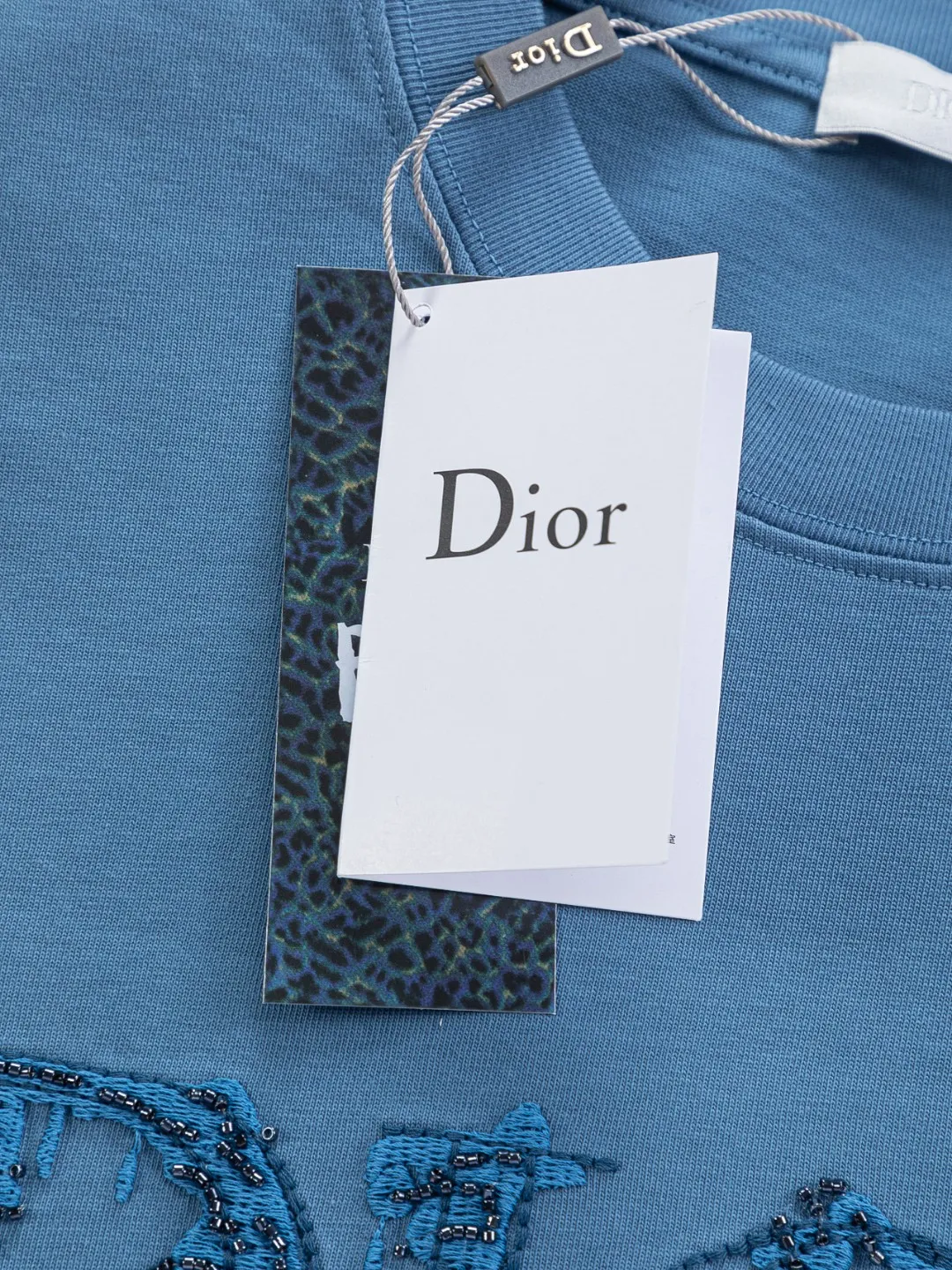 🅿️210 DIOR Dior Dior CD micro wide version S-XL Dior 26ss official website is always unbeatable classic style permanent boutique counter eternal co-branded floral letter patch on the chest 🪡 embroidery + velvet simple letters large logo on the back 🪡 embroidered logo heavy craftsmanship same style short-sleeved T-shirt, cotton blended terry jersey fabric, original development This is from the 2025 beachwear limited series. The full-logo jacquard towel highlights the classic Obliave flower. It is matched with an S-shaped round neck and topstitching. It is unique. The whole body is decorated with obliqve jacquard. The ribbed round neck is matched with V-shaped topstitching. Customized accessories. The whole body is customized and developed according to the Y-panel... Complete with three standards, it can control various styles and pay tribute to Dior's historic year! Coupled with the blessing of full-flower cotton material, both the upper body comfort and the existence are unparalleled. It can be said to be a must-have companion in summer. The excellent breathability and comfortable wearing feeling are unparalleled~ Recommended! ! Same style for men and women! Color: Black White Blue Purple Size: S-XL Size chart: S: Shoulder width 50-Bust 56-Length 70 M: Shoulder width 52-Bust 57-Length 72 L: Shoulder width 54-Bust 59-Length 74 XL: Shoulder width 56-Bust 62-Length 76