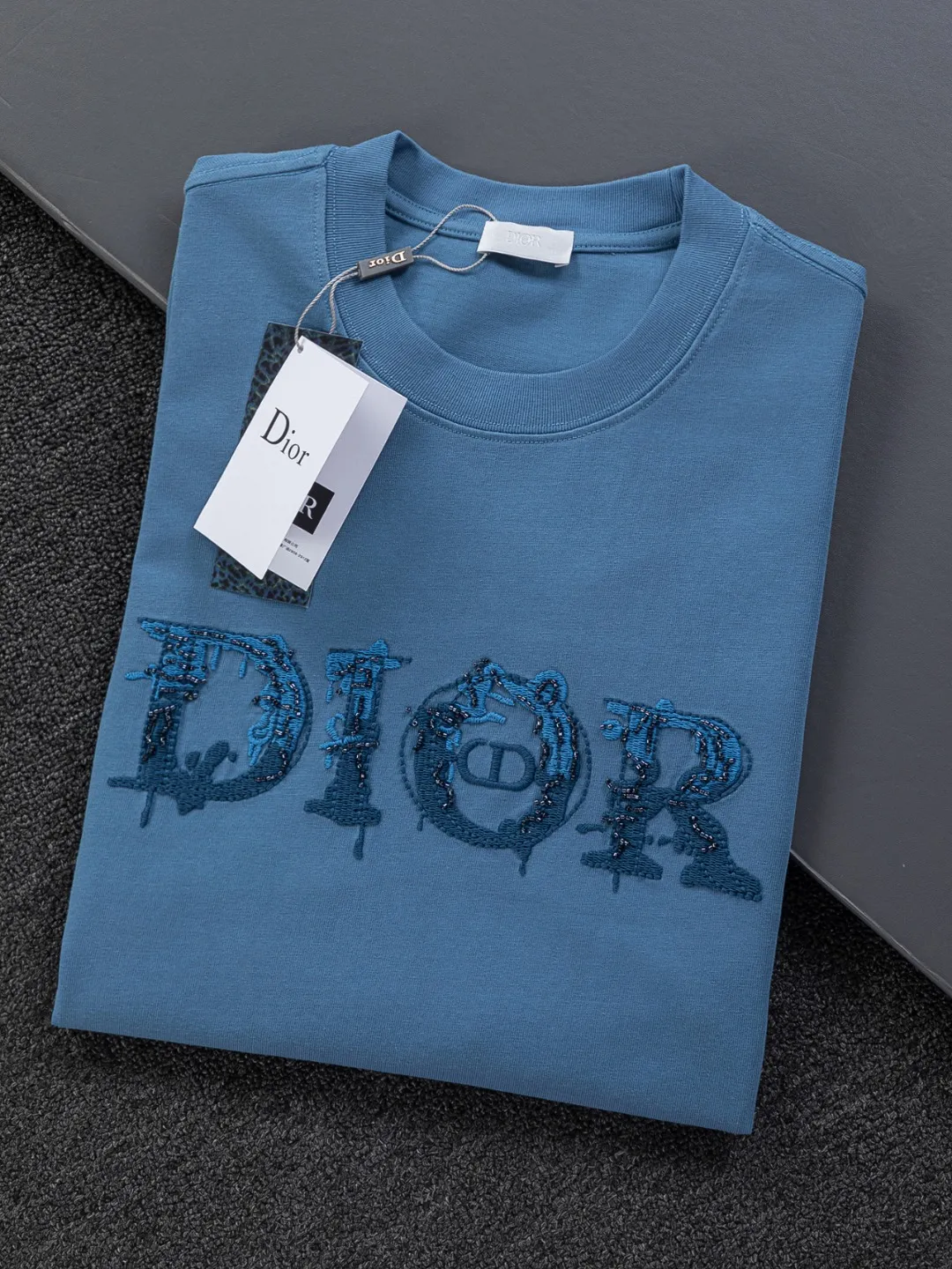🅿️210 DIOR Dior Dior CD micro wide version S-XL Dior 26ss official website is always unbeatable classic style permanent boutique counter eternal co-branded floral letter patch on the chest 🪡 embroidery + velvet simple letters large logo on the back 🪡 embroidered logo heavy craftsmanship same style short-sleeved T-shirt, cotton blended terry jersey fabric, original development This is from the 2025 beachwear limited series. The full-logo jacquard towel highlights the classic Obliave flower. It is matched with an S-shaped round neck and topstitching. It is unique. The whole body is decorated with obliqve jacquard. The ribbed round neck is matched with V-shaped topstitching. Customized accessories. The whole body is customized and developed according to the Y-panel... Complete with three standards, it can control various styles and pay tribute to Dior's historic year! Coupled with the blessing of full-flower cotton material, both the upper body comfort and the existence are unparalleled. It can be said to be a must-have companion in summer. The excellent breathability and comfortable wearing feeling are unparalleled~ Recommended! ! Same style for men and women! Color: Black White Blue Purple Size: S-XL Size chart: S: Shoulder width 50-Bust 56-Length 70 M: Shoulder width 52-Bust 57-Length 72 L: Shoulder width 54-Bust 59-Length 74 XL: Shoulder width 56-Bust 62-Length 76