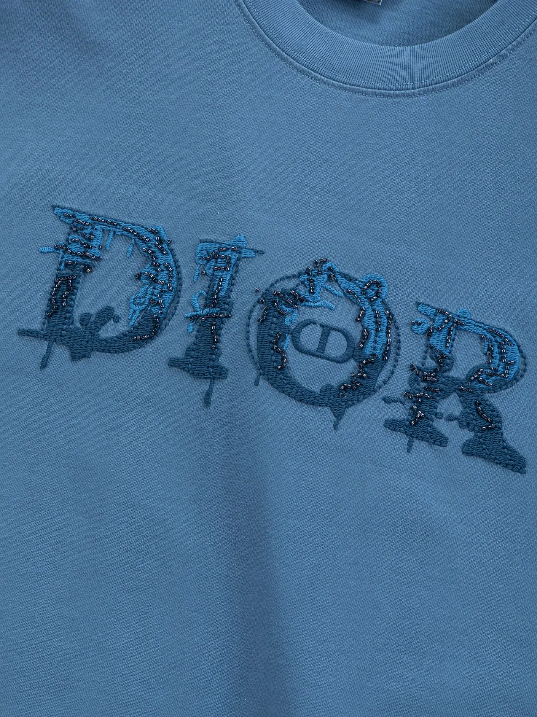 🅿️210 DIOR Dior Dior CD micro wide version S-XL Dior 26ss official website is always unbeatable classic style permanent boutique counter eternal co-branded floral letter patch on the chest 🪡 embroidery + velvet simple letters large logo on the back 🪡 embroidered logo heavy craftsmanship same style short-sleeved T-shirt, cotton blended terry jersey fabric, original development This is from the 2025 beachwear limited series. The full-logo jacquard towel highlights the classic Obliave flower. It is matched with an S-shaped round neck and topstitching. It is unique. The whole body is decorated with obliqve jacquard. The ribbed round neck is matched with V-shaped topstitching. Customized accessories. The whole body is customized and developed according to the Y-panel... Complete with three standards, it can control various styles and pay tribute to Dior's historic year! Coupled with the blessing of full-flower cotton material, both the upper body comfort and the existence are unparalleled. It can be said to be a must-have companion in summer. The excellent breathability and comfortable wearing feeling are unparalleled~ Recommended! ! Same style for men and women! Color: Black White Blue Purple Size: S-XL Size chart: S: Shoulder width 50-Bust 56-Length 70 M: Shoulder width 52-Bust 57-Length 72 L: Shoulder width 54-Bust 59-Length 74 XL: Shoulder width 56-Bust 62-Length 76