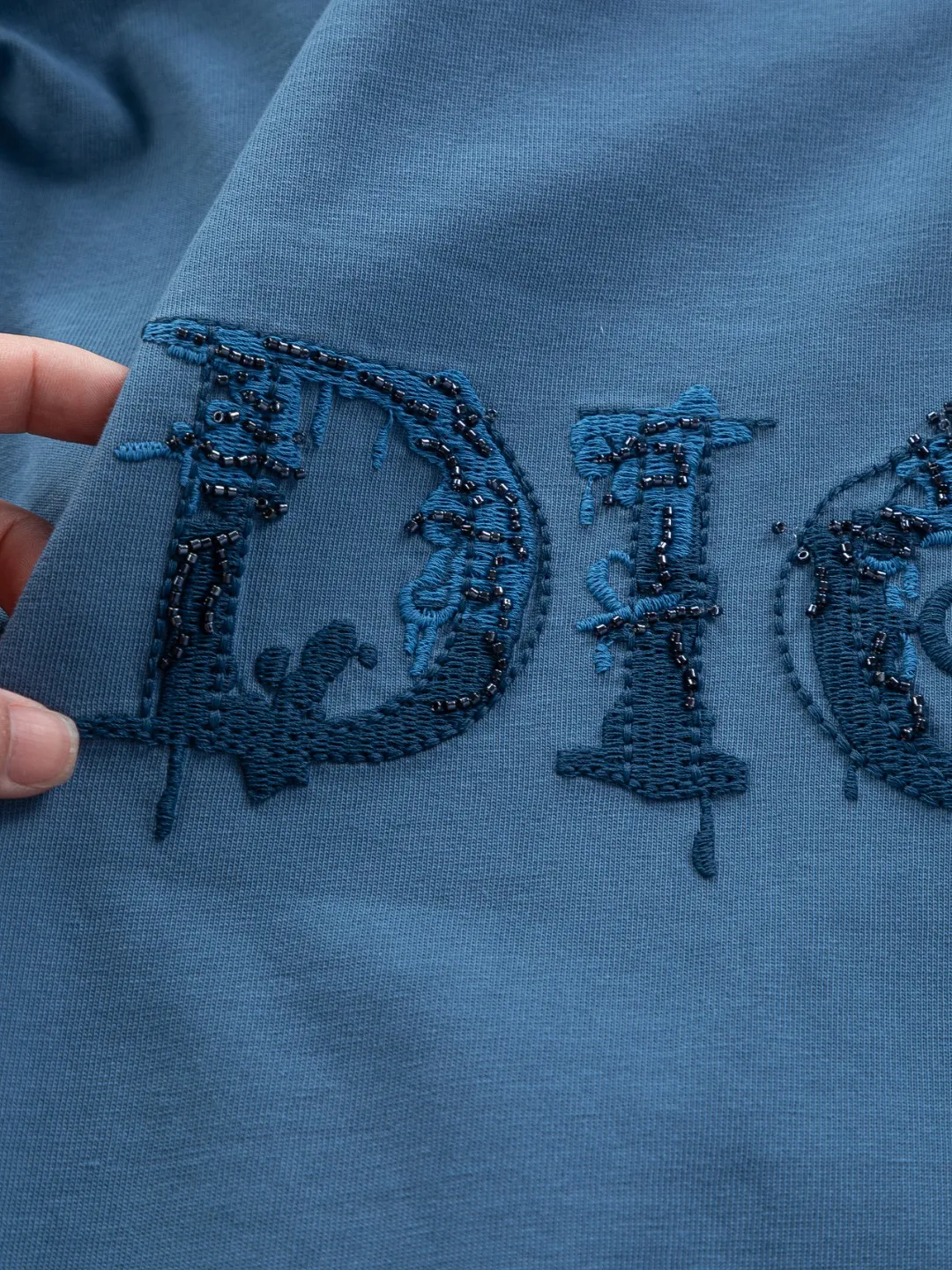 🅿️210 DIOR Dior Dior CD micro wide version S-XL Dior 26ss official website is always unbeatable classic style permanent boutique counter eternal co-branded floral letter patch on the chest 🪡 embroidery + velvet simple letters large logo on the back 🪡 embroidered logo heavy craftsmanship same style short-sleeved T-shirt, cotton blended terry jersey fabric, original development This is from the 2025 beachwear limited series. The full-logo jacquard towel highlights the classic Obliave flower. It is matched with an S-shaped round neck and topstitching. It is unique. The whole body is decorated with obliqve jacquard. The ribbed round neck is matched with V-shaped topstitching. Customized accessories. The whole body is customized and developed according to the Y-panel... Complete with three standards, it can control various styles and pay tribute to Dior's historic year! Coupled with the blessing of full-flower cotton material, both the upper body comfort and the existence are unparalleled. It can be said to be a must-have companion in summer. The excellent breathability and comfortable wearing feeling are unparalleled~ Recommended! ! Same style for men and women! Color: Black White Blue Purple Size: S-XL Size chart: S: Shoulder width 50-Bust 56-Length 70 M: Shoulder width 52-Bust 57-Length 72 L: Shoulder width 54-Bust 59-Length 74 XL: Shoulder width 56-Bust 62-Length 76