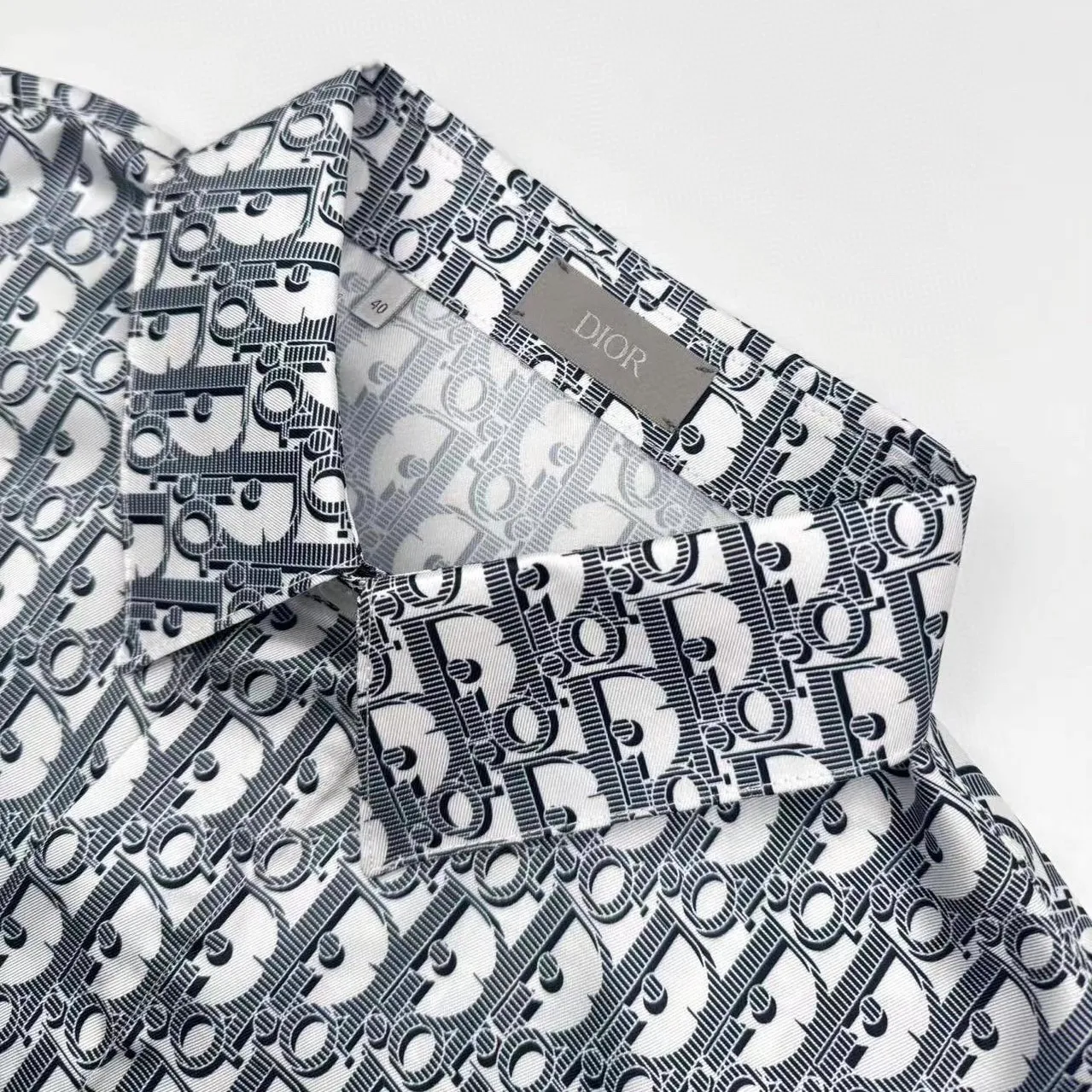 🅿️440 [Exclusive supply] CD full-print Oblique jacquard shirt. Original purchase and development of 15,000, custom-made polyester Zhenxuan Huayun shirt material. Refreshing and delicate, comfortable and close to the skin. The whole body is decorated with same-tone Oblique printing and integrated with the shirt. It is like nature. It flows on the skirt like art. It shows the noble temperament of the brand. Interprets fashion with color. Shows personality with taste. Digital printing technology adopts digital pattern design. The pattern is directly printed on the fabric through an inkjet printer to realize the full-print Dior Oblique operation. The transition is natural. The pattern is clear. The ironing positions are all using high-temperature lamination machines. The synergy of the heating plate and the pressure roller applies high temperature and pressure to the fabric to make the surface of the fabric smooth and stiff. It is wear-resistant and washable, and the fabrics have been sand washed. It has a better hand feel and texture. It is not easy to deform, not easy to shrink, not easy to fade, and maintains long-term beauty. Size:39-40-41-42