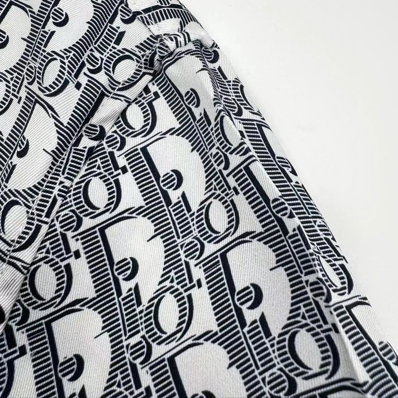 🅿️440 [Exclusive supply] CD full-print Oblique jacquard shirt. Original purchase and development of 15,000, custom-made polyester Zhenxuan Huayun shirt material. Refreshing and delicate, comfortable and close to the skin. The whole body is decorated with same-tone Oblique printing and integrated with the shirt. It is like nature. It flows on the skirt like art. It shows the noble temperament of the brand. Interprets fashion with color. Shows personality with taste. Digital printing technology adopts digital pattern design. The pattern is directly printed on the fabric through an inkjet printer to realize the full-print Dior Oblique operation. The transition is natural. The pattern is clear. The ironing positions are all using high-temperature lamination machines. The synergy of the heating plate and the pressure roller applies high temperature and pressure to the fabric to make the surface of the fabric smooth and stiff. It is wear-resistant and washable, and the fabrics have been sand washed. It has a better hand feel and texture. It is not easy to deform, not easy to shrink, not easy to fade, and maintains long-term beauty. Size:39-40-41-42