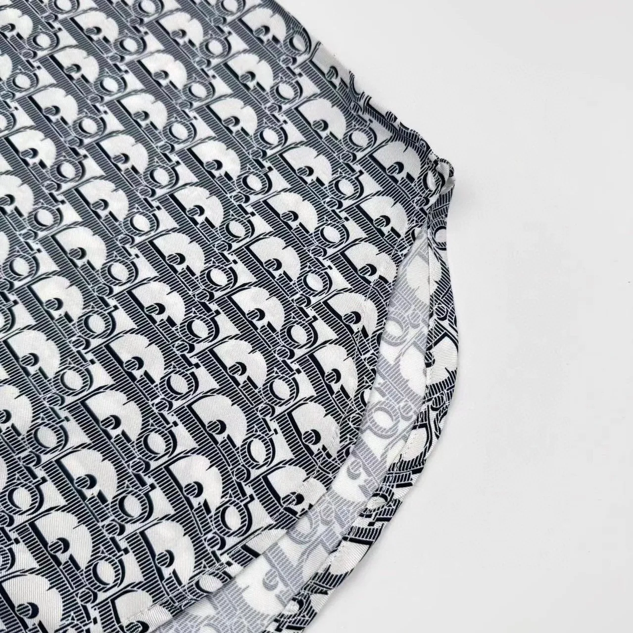 🅿️440 [Exclusive supply] CD full-print Oblique jacquard shirt. Original purchase and development of 15,000, custom-made polyester Zhenxuan Huayun shirt material. Refreshing and delicate, comfortable and close to the skin. The whole body is decorated with same-tone Oblique printing and integrated with the shirt. It is like nature. It flows on the skirt like art. It shows the noble temperament of the brand. Interprets fashion with color. Shows personality with taste. Digital printing technology adopts digital pattern design. The pattern is directly printed on the fabric through an inkjet printer to realize the full-print Dior Oblique operation. The transition is natural. The pattern is clear. The ironing positions are all using high-temperature lamination machines. The synergy of the heating plate and the pressure roller applies high temperature and pressure to the fabric to make the surface of the fabric smooth and stiff. It is wear-resistant and washable, and the fabrics have been sand washed. It has a better hand feel and texture. It is not easy to deform, not easy to shrink, not easy to fade, and maintains long-term beauty. Size:39-40-41-42
