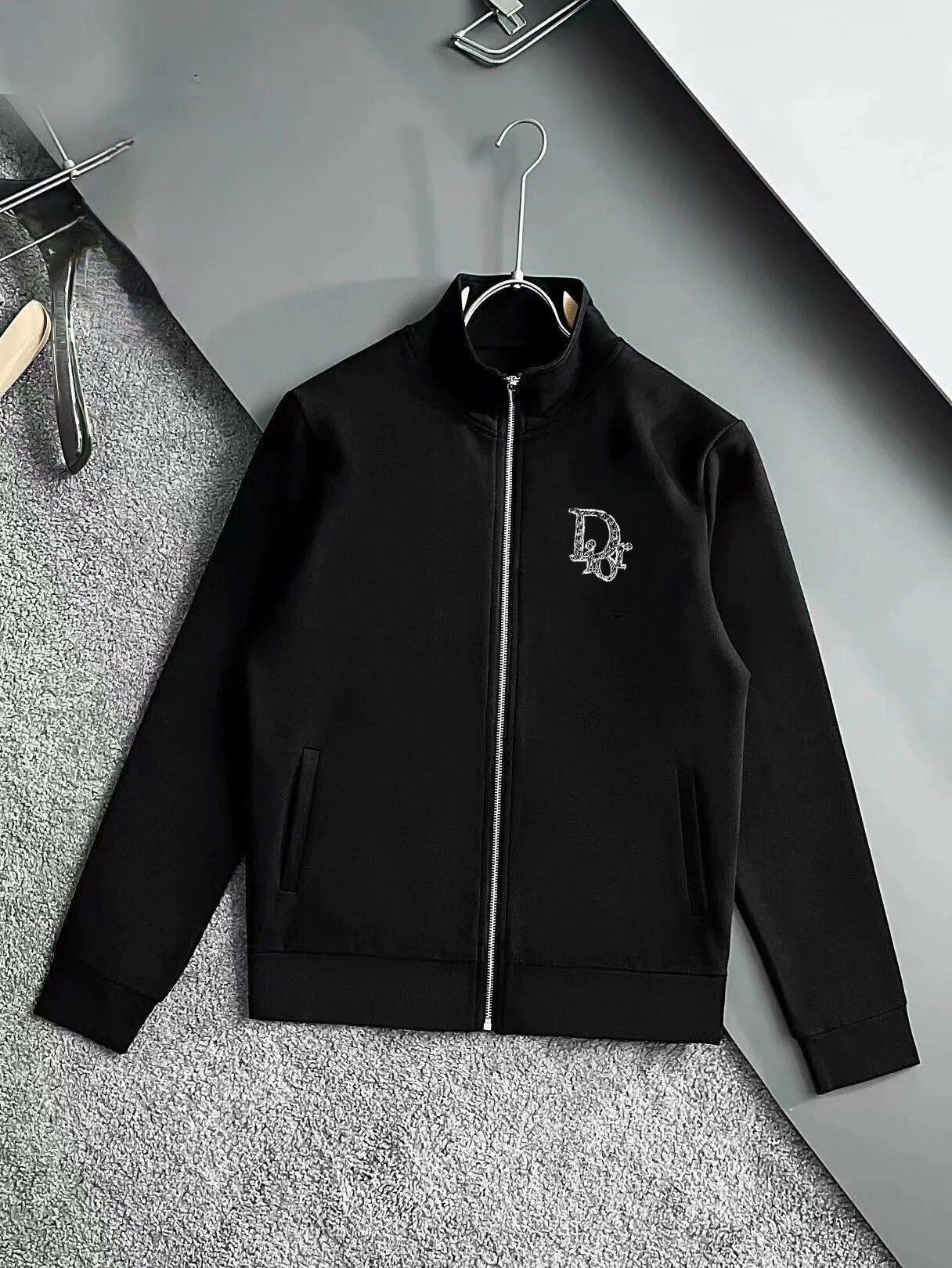 🅿️420 [DIOR Dior] (Fat Man Gospel) hot-selling suit is coming. Focus on the original version of the official website. 2025 new hot-selling cardigan sweater suit. The original order is the best product. 🇭🇰The meticulous work of top designers is dedicated to a fitting and perfect upper body effect. All-natural high-quality Roman cotton 100%, close-fitting comfort, noble and elegant! Original hardware embodies elegance and nobility! Counter size: M-5XL (maximum wear up to 220 pounds)