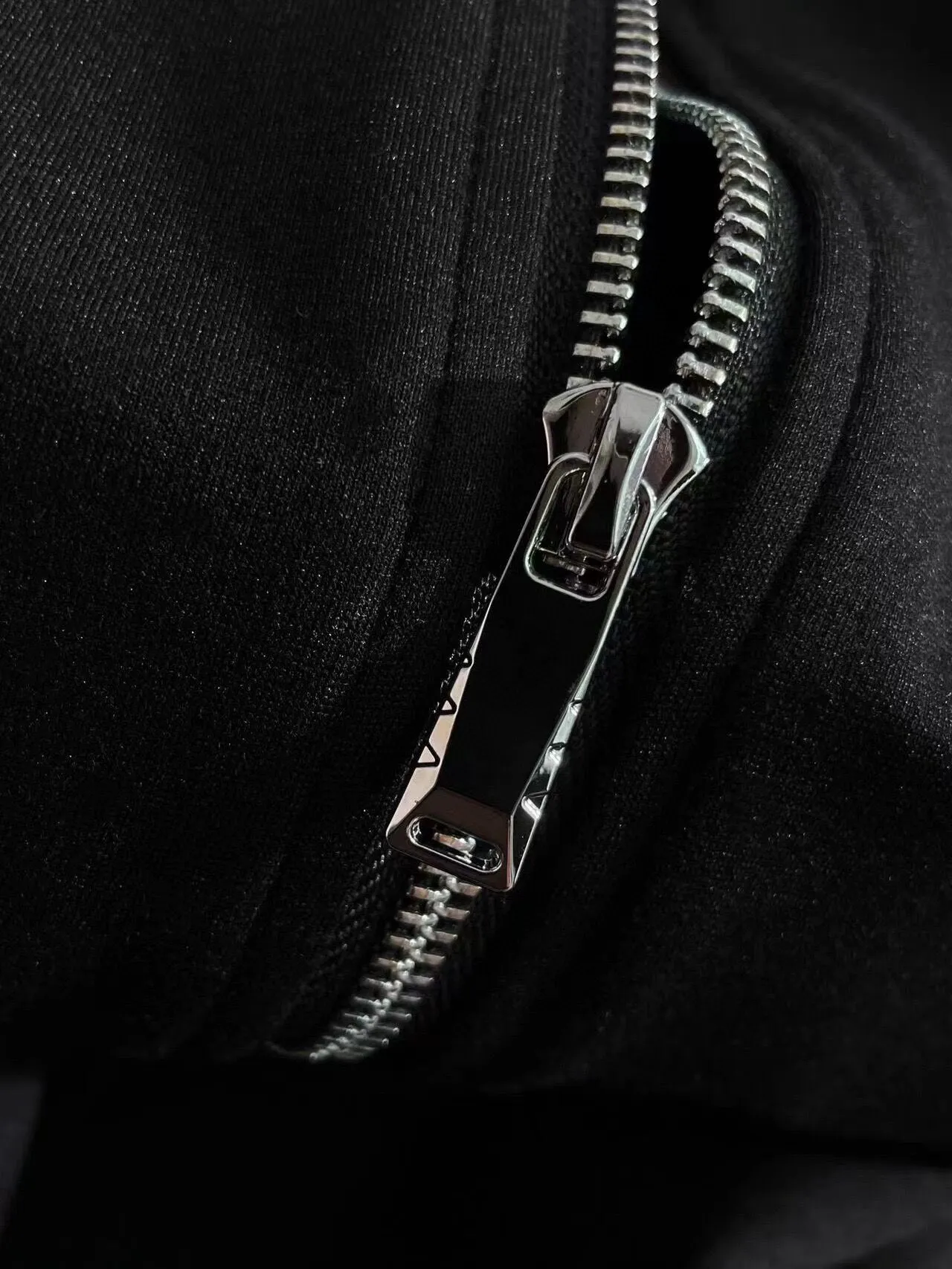 🅿️420 [DIOR Dior] (Fat Man Gospel) hot-selling suit is coming. Focus on the original version of the official website. 2025 new hot-selling cardigan sweater suit. The original order is the best product. 🇭🇰The meticulous work of top designers is dedicated to a fitting and perfect upper body effect. All-natural high-quality Roman cotton 100%, close-fitting comfort, noble and elegant! Original hardware embodies elegance and nobility! Counter size: M-5XL (maximum wear up to 220 pounds)