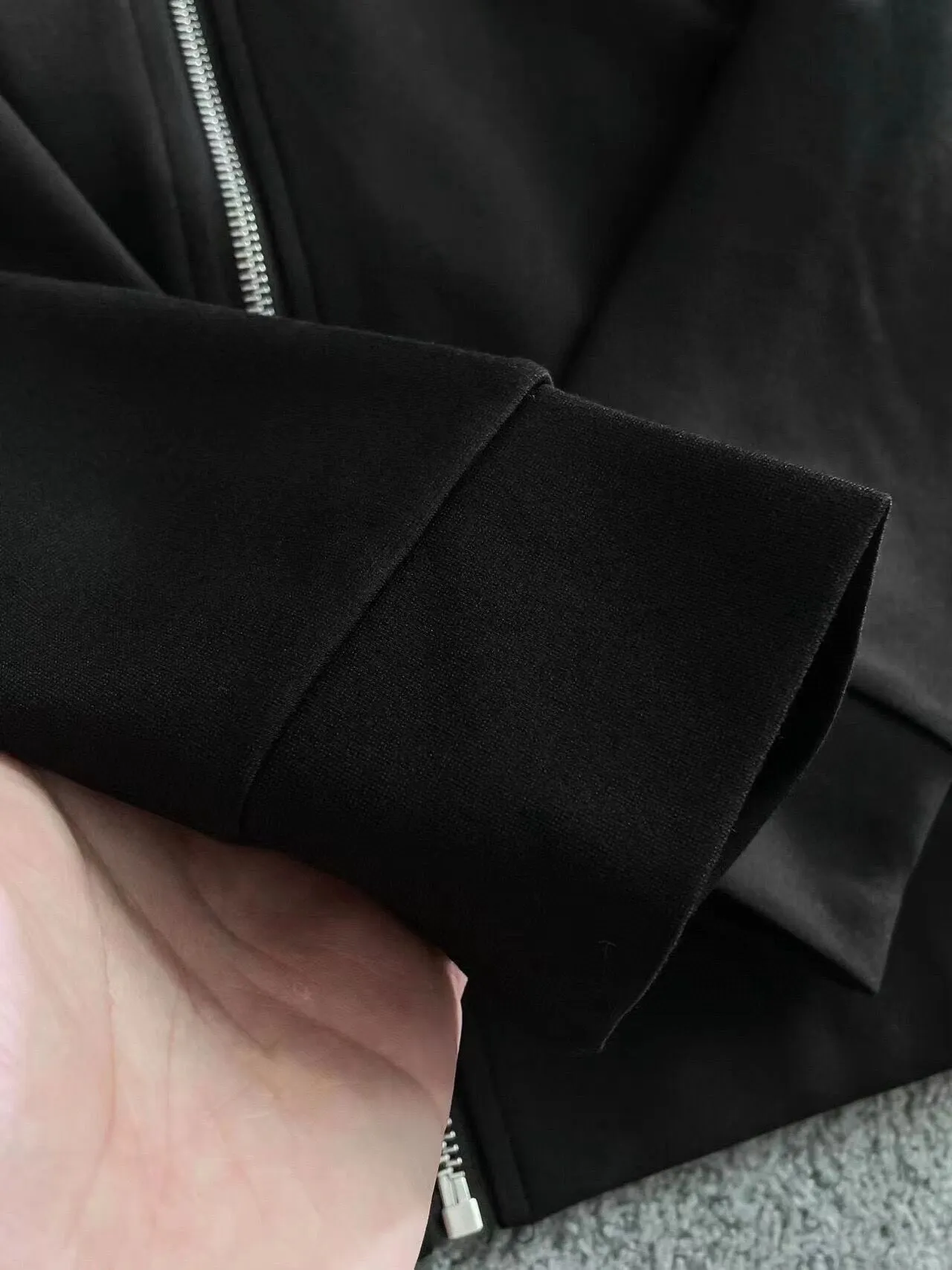 🅿️420 [DIOR Dior] (Fat Man Gospel) hot-selling suit is coming. Focus on the original version of the official website. 2025 new hot-selling cardigan sweater suit. The original order is the best product. 🇭🇰The meticulous work of top designers is dedicated to a fitting and perfect upper body effect. All-natural high-quality Roman cotton 100%, close-fitting comfort, noble and elegant! Original hardware embodies elegance and nobility! Counter size: M-5XL (maximum wear up to 220 pounds)