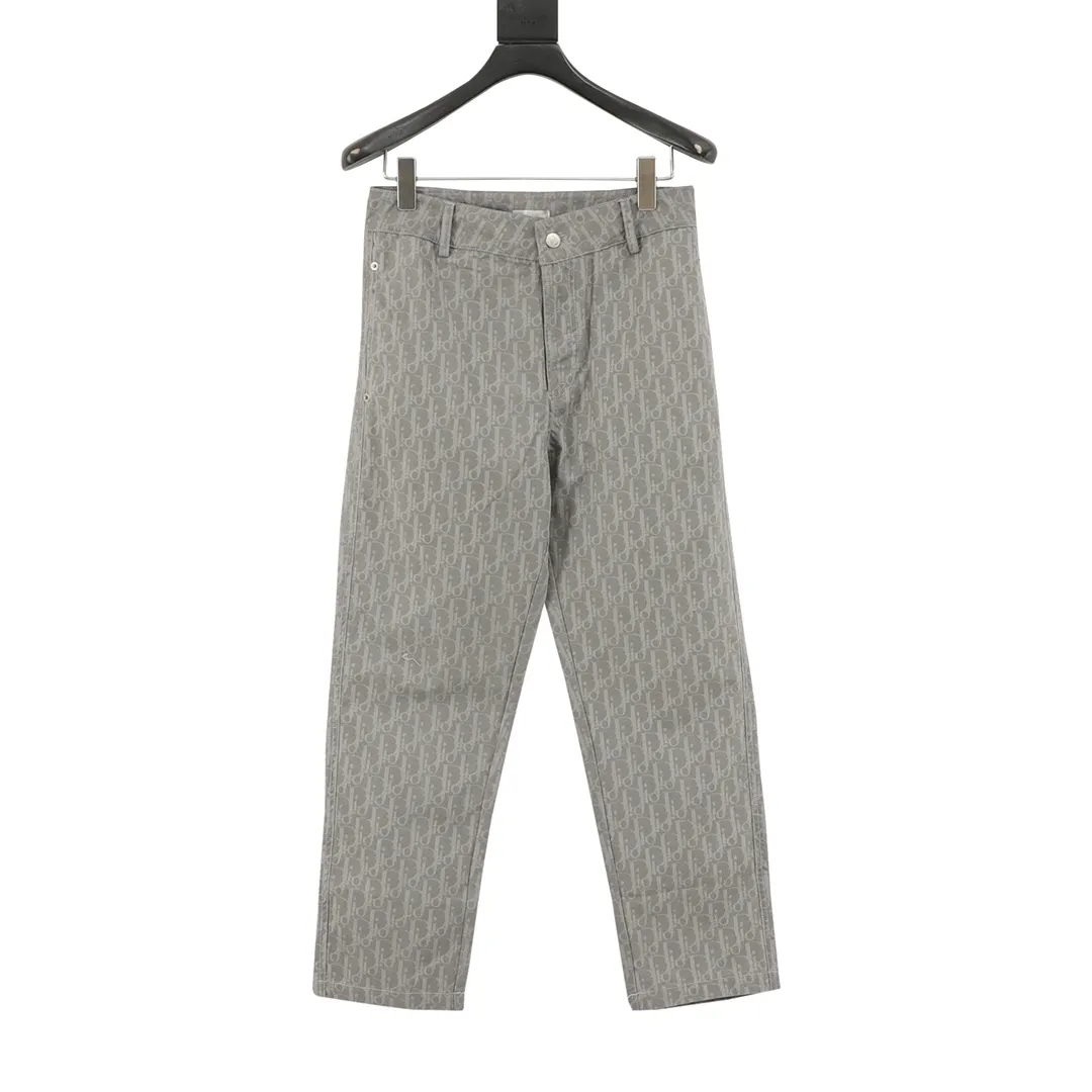 🅿️390 DIOR/Dior all-over printed old flower woven trousers. Fabric: woven blended canvas. These overalls are carefully made of khaki fabric. The practical version is paired with D’s classic all-over printed presbyopia. The relaxed fit makes it the perfect match for any T-shirt or hooded sweatshirt this season. These cargo pants combine practical style with modern appeal. Crafted from gray woven-blend canvas for added sophistication. Can be worn with multiple styles to create a stylish and casual look. Size: XS-L