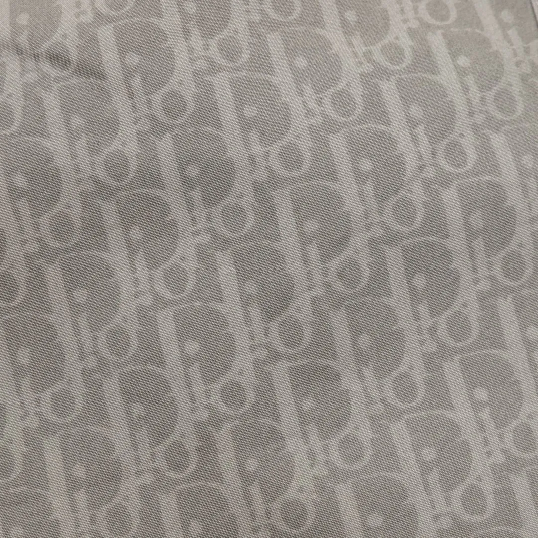 🅿️390 DIOR/Dior all-over printed old flower woven trousers. Fabric: woven blended canvas. These overalls are carefully made of khaki fabric. The practical version is paired with D’s classic all-over printed presbyopia. The relaxed fit makes it the perfect match for any T-shirt or hooded sweatshirt this season. These cargo pants combine practical style with modern appeal. Crafted from gray woven-blend canvas for added sophistication. Can be worn with multiple styles to create a stylish and casual look. Size: XS-L