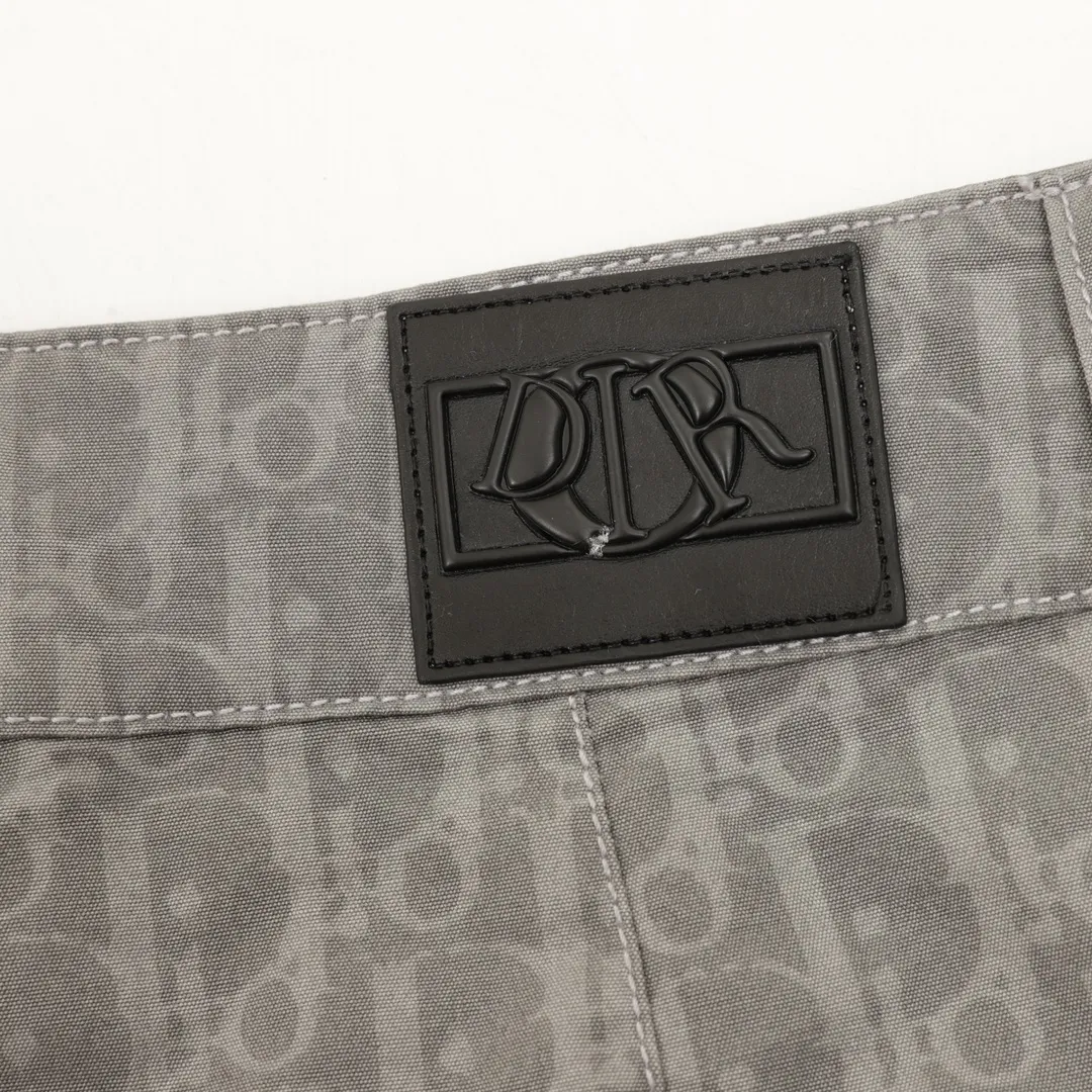 🅿️390 DIOR/Dior all-over printed old flower woven trousers. Fabric: woven blended canvas. These overalls are carefully made of khaki fabric. The practical version is paired with D’s classic all-over printed presbyopia. The relaxed fit makes it the perfect match for any T-shirt or hooded sweatshirt this season. These cargo pants combine practical style with modern appeal. Crafted from gray woven-blend canvas for added sophistication. Can be worn with multiple styles to create a stylish and casual look. Size: XS-L