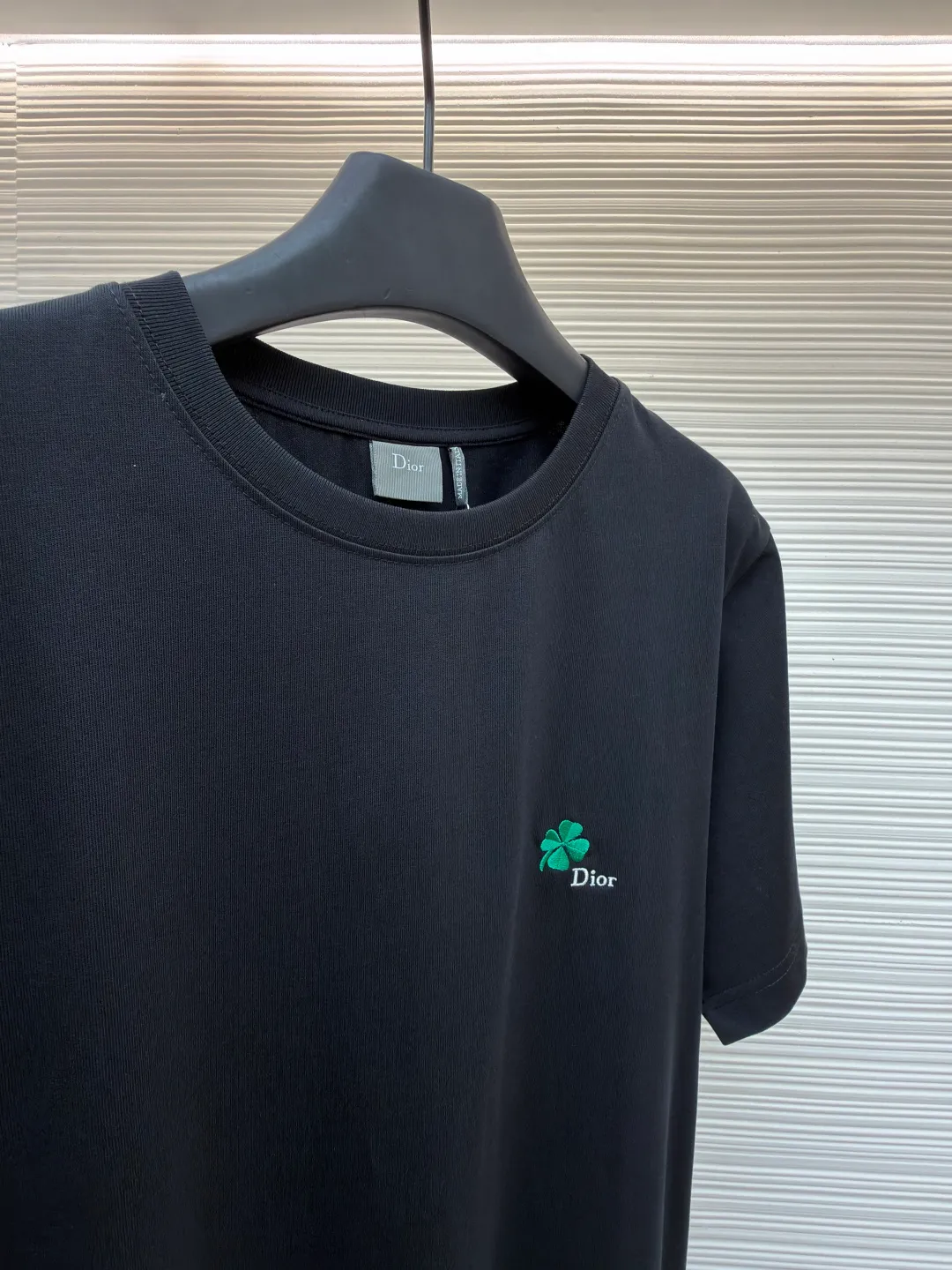 Dior four-leaf clover round neck short sleeves ●Item number: 1682405-A00 ●Material: jersey fabric ●Technology: needlepoint embroidery ●Color: black ●Version: fitted version ●Weight: about 270 grams ●Size: XS-S-M-L ●Description: Made of 15S fine cotton plain weave, weight is 230g/㎡; with threaded 32S double yarn 1×1 frame, 340g/㎡. 15S is a relatively thick yarn used to make thicker and more durable fabrics. The fabric made of pure cotton natural fiber has the characteristics of good hygroscopicity, strong breathability, softness and comfort. Cotton fabrics are generally suitable for summer wear and can help keep your body dry and comfortable. The yarn alternately passes through in the horizontal and vertical directions to form a simple cross structure; it has good elasticity and wear resistance and the main body adopts precision stitch embroidery technology; the embroidery is very fine and dense, the pattern is clear and the lines and three-dimensional sense are strong. The embroidery thread material is combined with encryption processing, and the embroidery body has a subtle glossy visual texture; the embroidery effect is three-dimensional and full. The flat embroidery has a unique needle-to-needle design, and the embroidery is very fine and dense. The overall stitching is fine, with consistent fineness and texture, adding a sense of layering to the simple design. The overall wiring is straight and delicate, the fabric is comfortable and soft, and the color is consistent without color difference. It can be matched with the same style to create a fashionable look and control various occasions. Customized accessories, complete with three standards, same style for men and women!