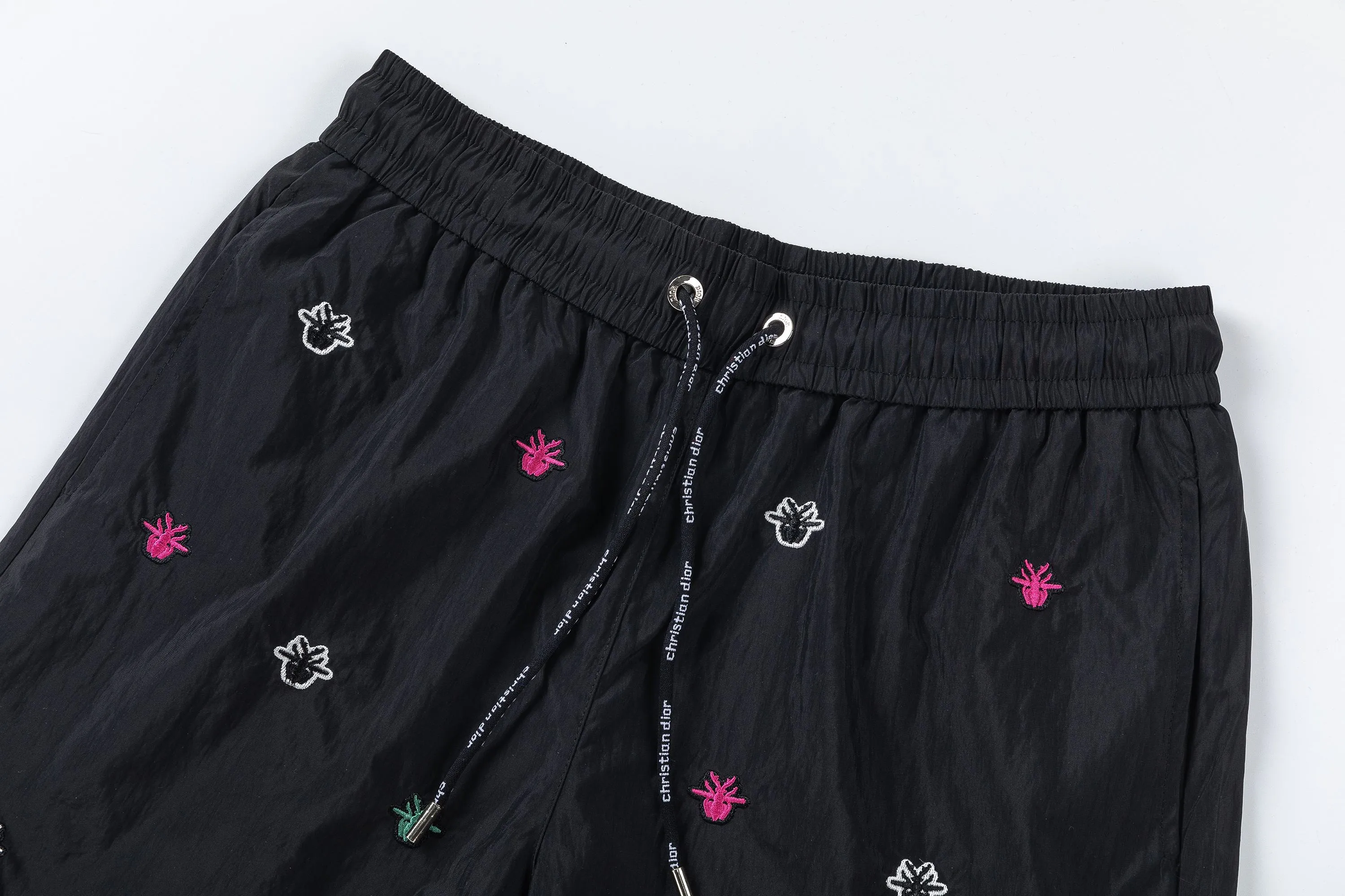 🅿️210 DiRO Dior 2025 spring and summer logo embroidery. New fashionable beach shorts, with lining and mesh shorts! The official website is synchronized with the original 1-1 replica, the original hardware is selected from high-quality polyester fiber fabrics, with a delicate feel, a must-have item for summer, and the upper body effect is super handsome! Color: Black White Size: S M L XL XXL