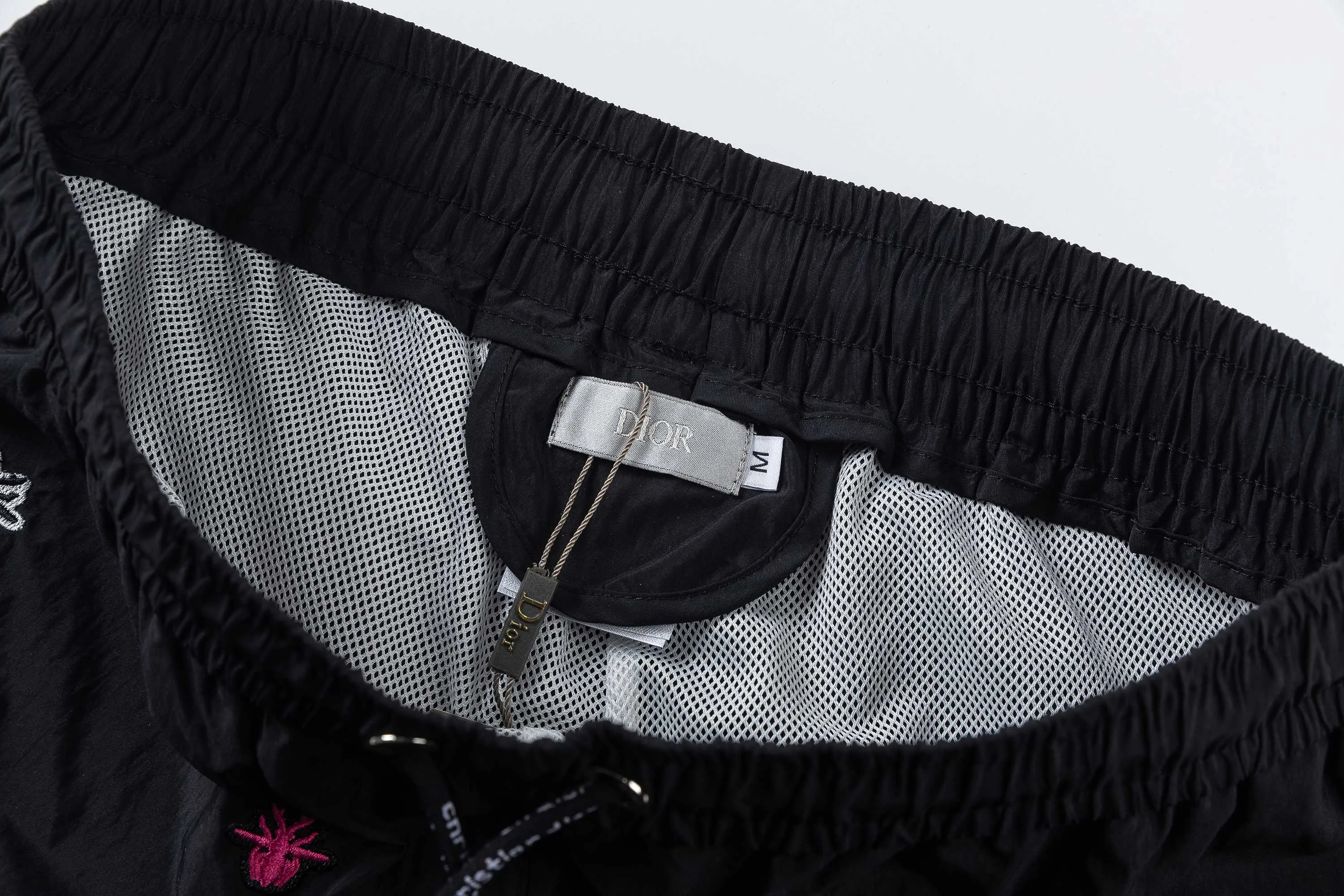 🅿️210 DiRO Dior 2025 spring and summer logo embroidery. New fashionable beach shorts, with lining and mesh shorts! The official website is synchronized with the original 1-1 replica, the original hardware is selected from high-quality polyester fiber fabrics, with a delicate feel, a must-have item for summer, and the upper body effect is super handsome! Color: Black White Size: S M L XL XXL