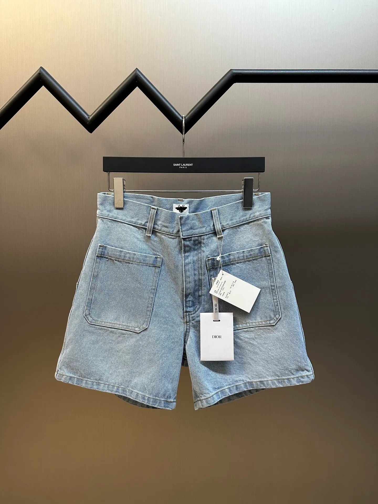 🅿️460 Dior Cuffed Denim Patch Pocket Shorts. These denim shorts are from the Dioriviera limited series and highlight fashion style. Crafted from light blue stonewashed cotton denim, it features practical front and rear patch pockets. A Christian Dior signature adds style to the back, while the interior is embellished with the classic Oblique print.  size：s m l