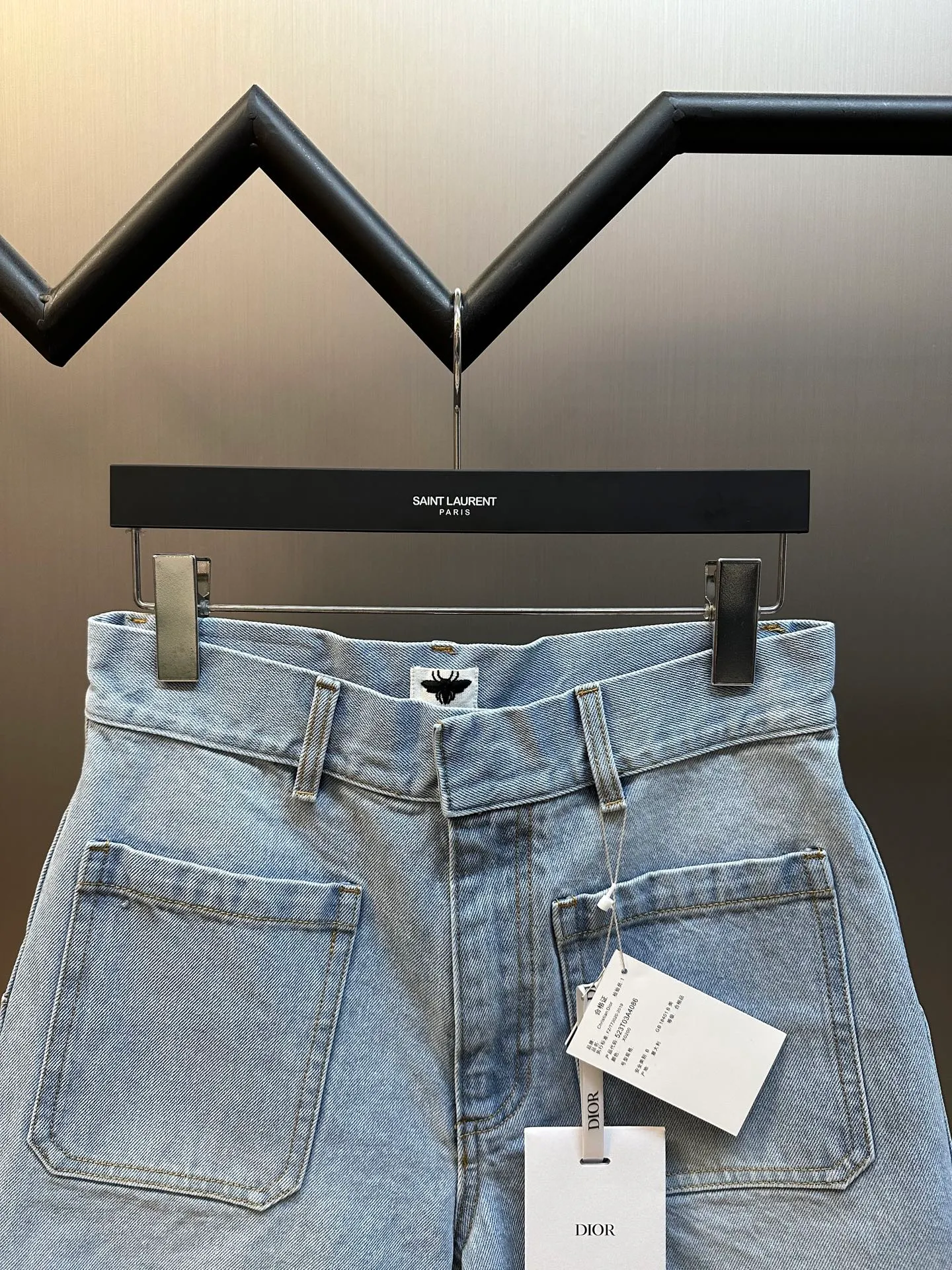 🅿️460 Dior Cuffed Denim Patch Pocket Shorts. These denim shorts are from the Dioriviera limited series and highlight fashion style. Crafted from light blue stonewashed cotton denim, it features practical front and rear patch pockets. A Christian Dior signature adds style to the back, while the interior is embellished with the classic Oblique print.  size：s m l